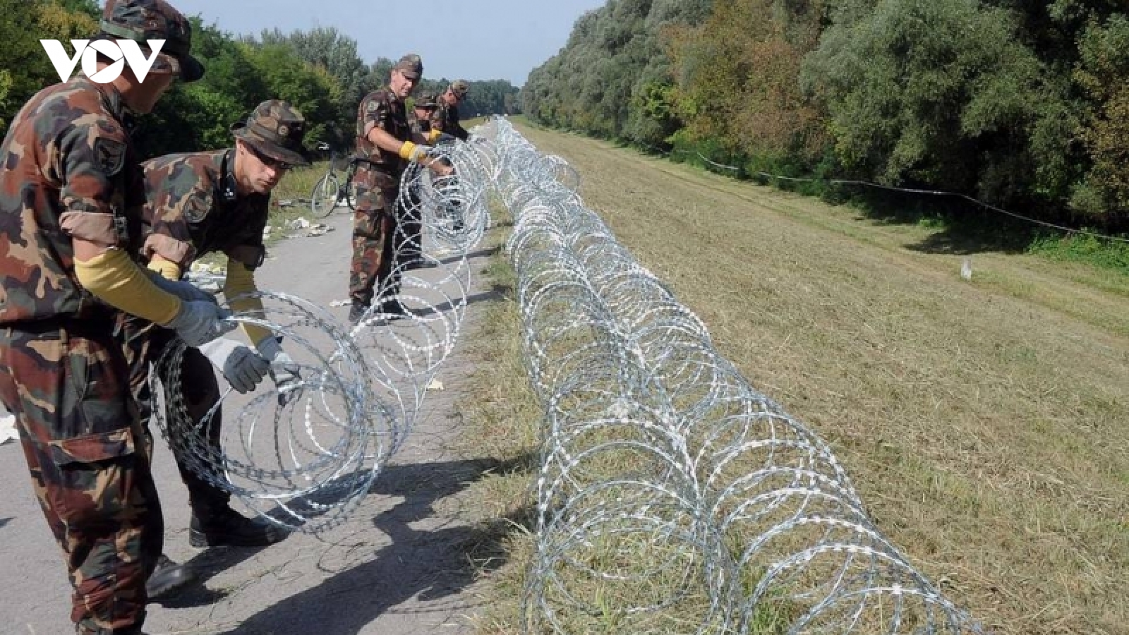 Hàng rào thép chống người di cư ở châu Âu- Hungary nâng cấp, Slovenia tháo dỡ
