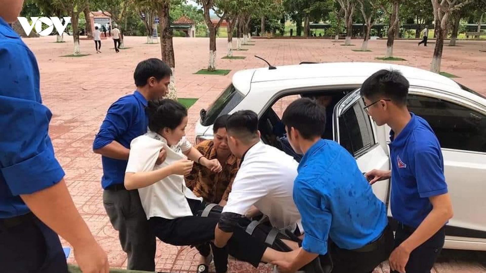 Taxi 0 đồng đến nhà đưa đón nữ sinh bị tai nạn đi thi