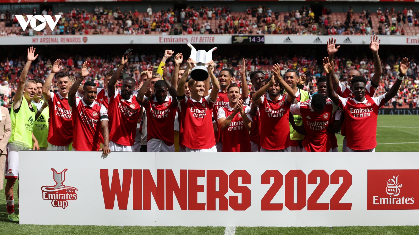 Arsenal vô địch Emirates Cup sau màn "đánh tennis" trước Sevilla