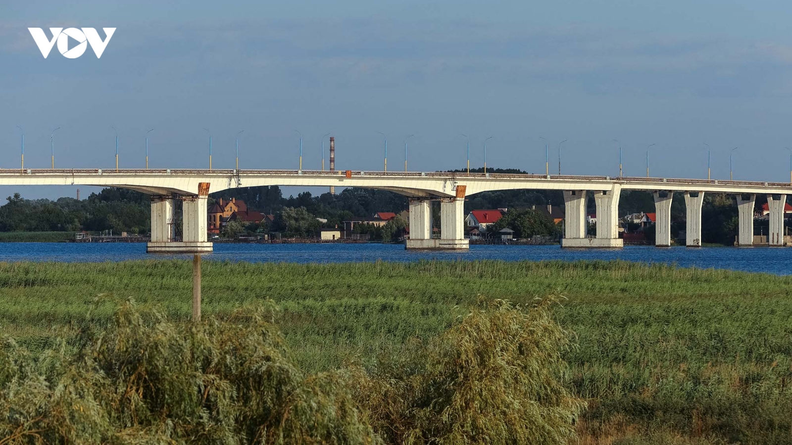 Ukraine tiếp tục dội tên lửa nhằm phá hủy cây cầu trọng yếu ở Kherson