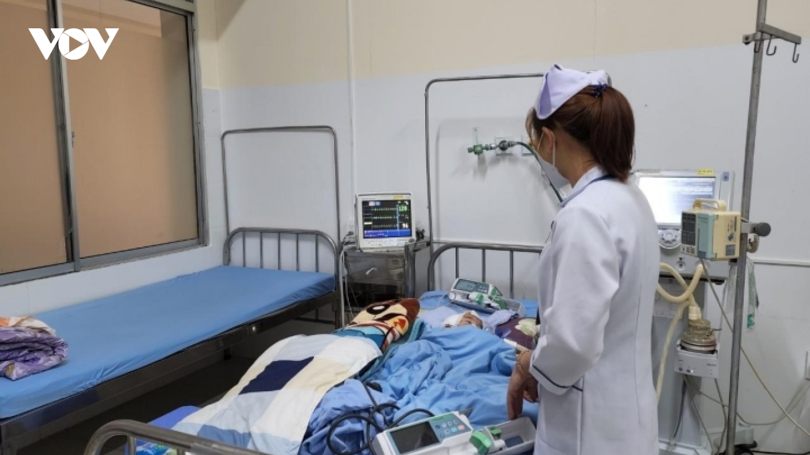 Bé gái 2 tuổi nghi bị bảo mẫu đánh chấn thương sọ não tại Lâm Đồng