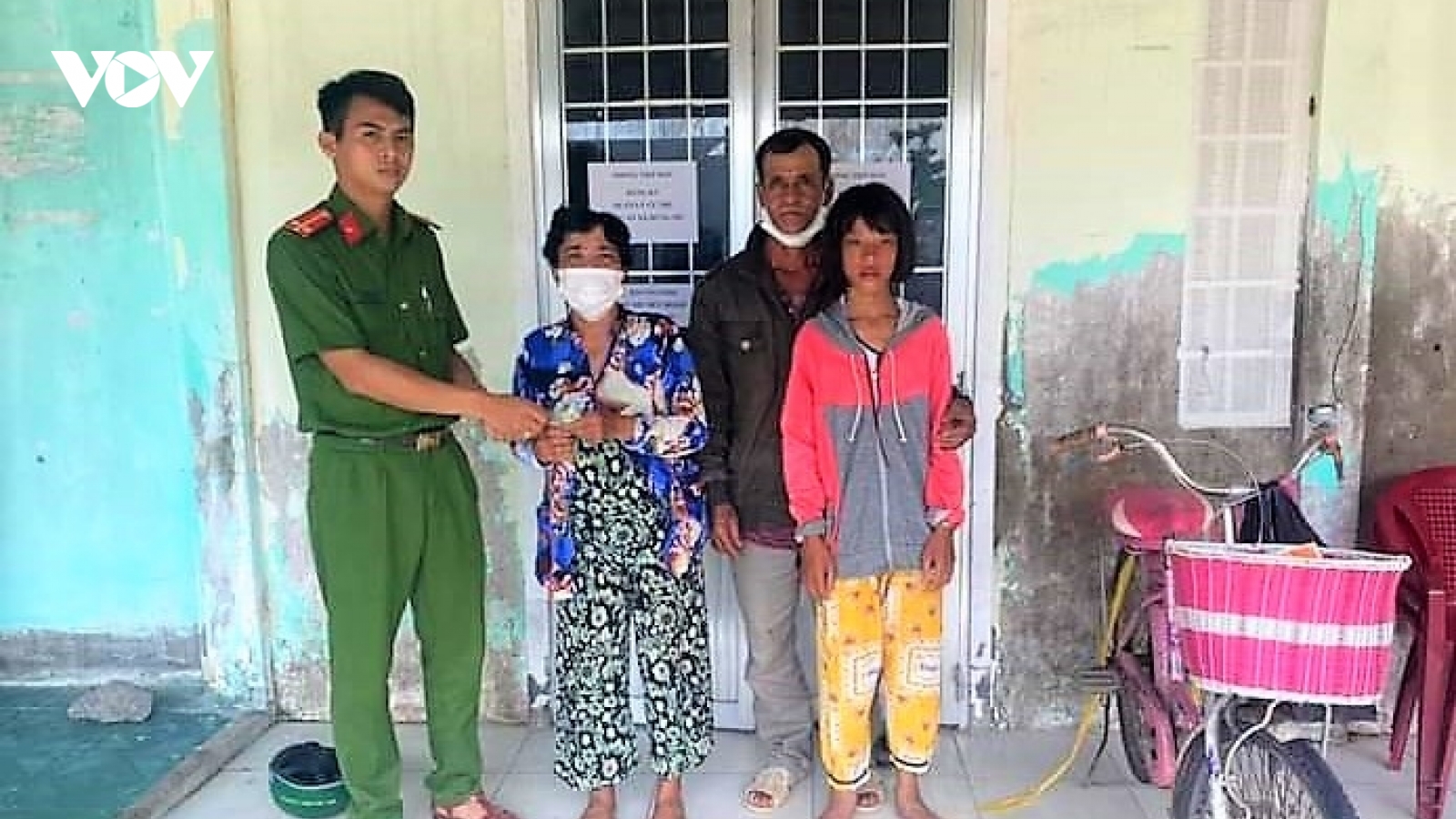 Bé gái bị tâm thần đi lạc từ Cần Thơ xuống Cà Mau