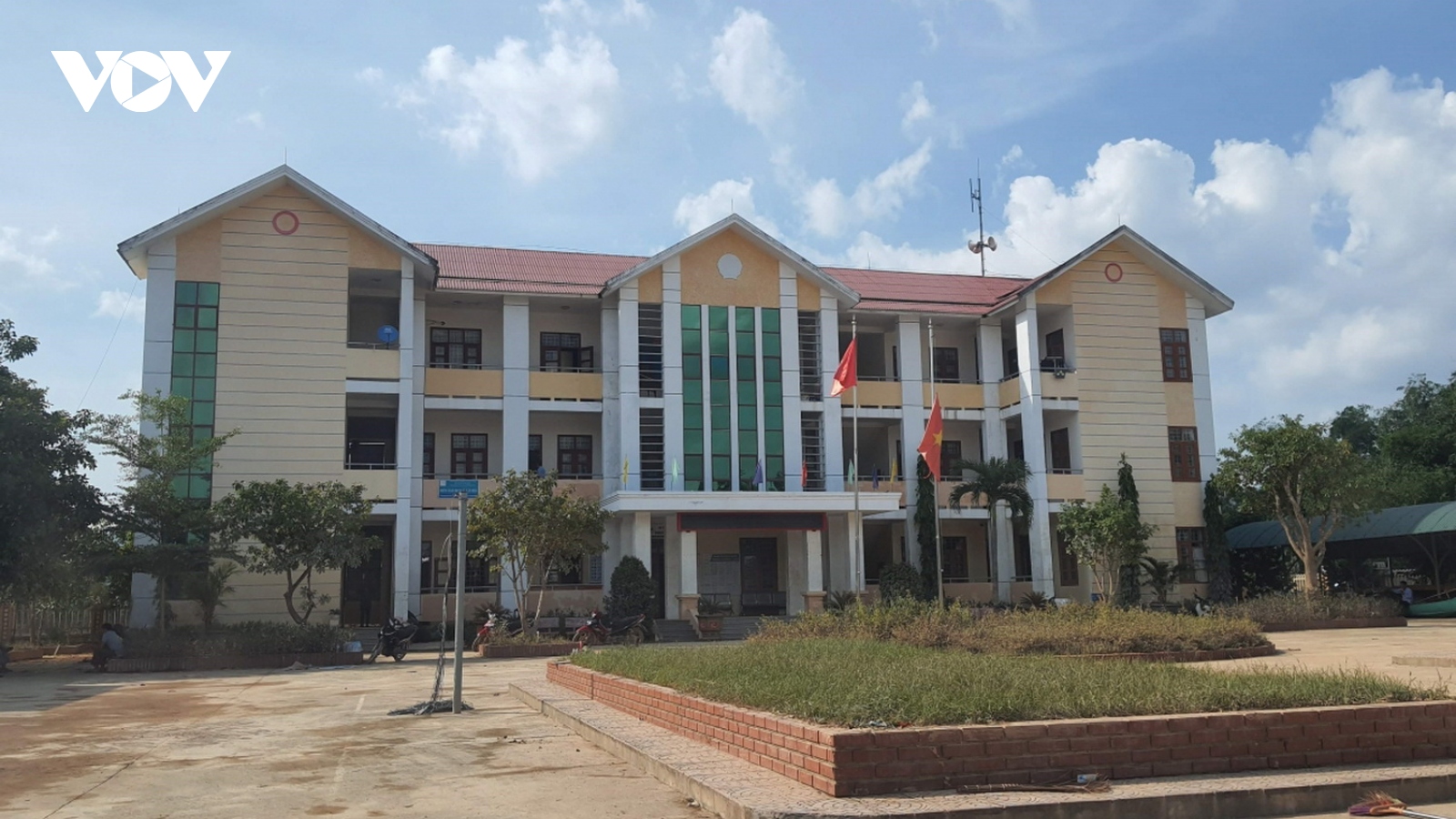 Khai trừ Đảng cựu bí thư đảng ủy xã nợ nần và tự ý bỏ nhiệm sở