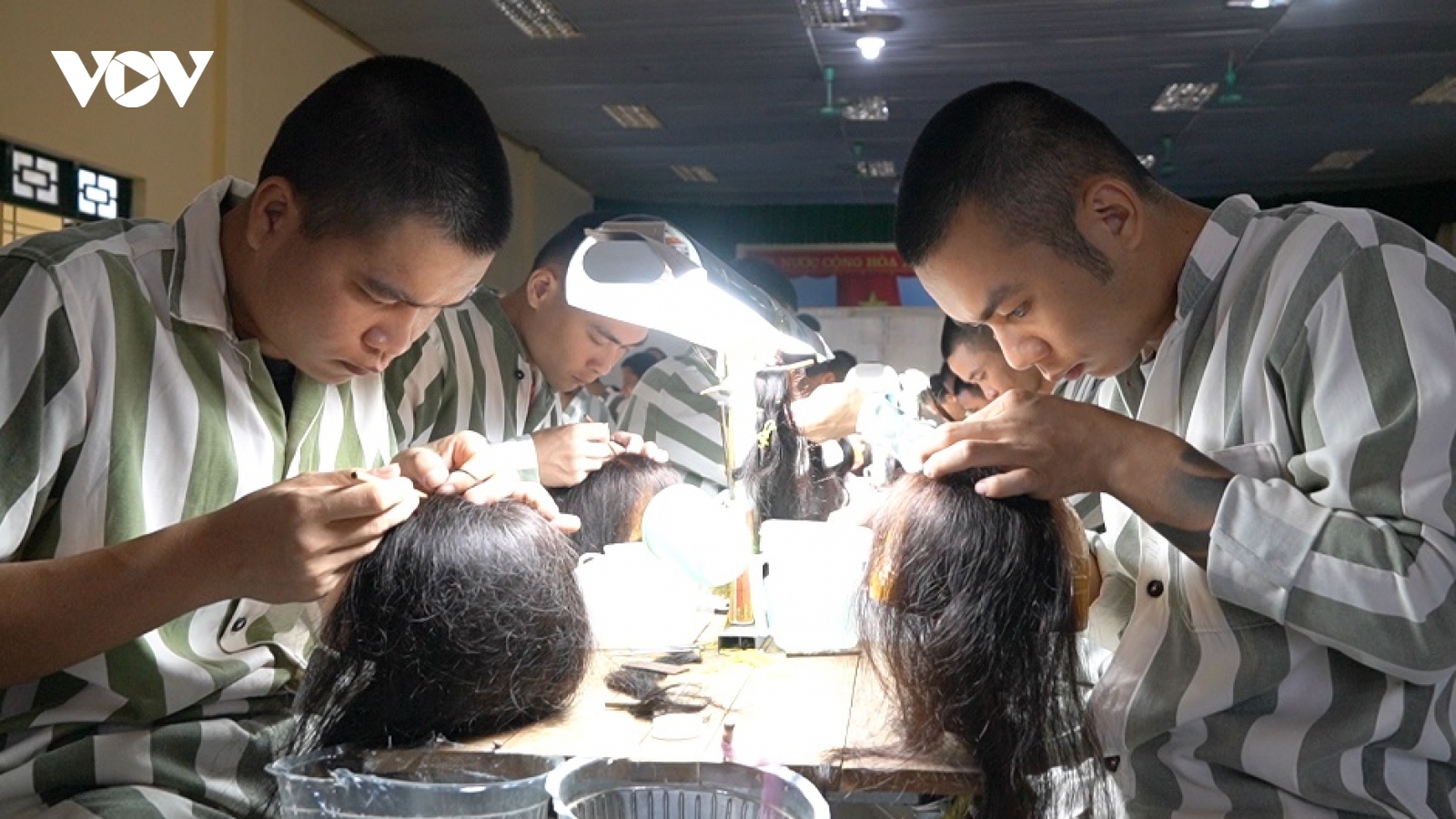 Cận cảnh phạm nhân làm tóc giả trong trại giam
