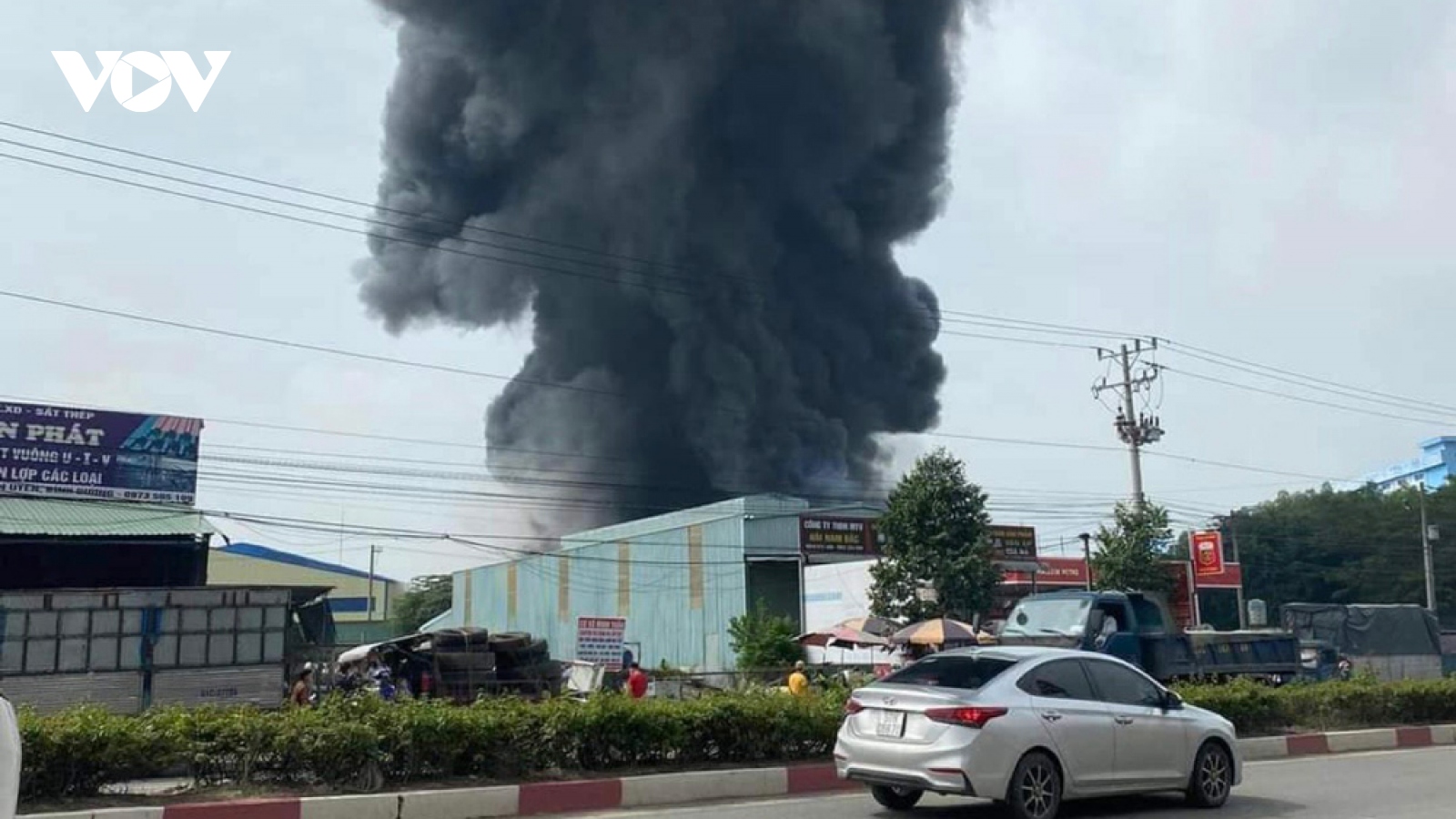 Cháy lớn tại công ty sản xuất mút xốp ngay cạnh cây xăng 