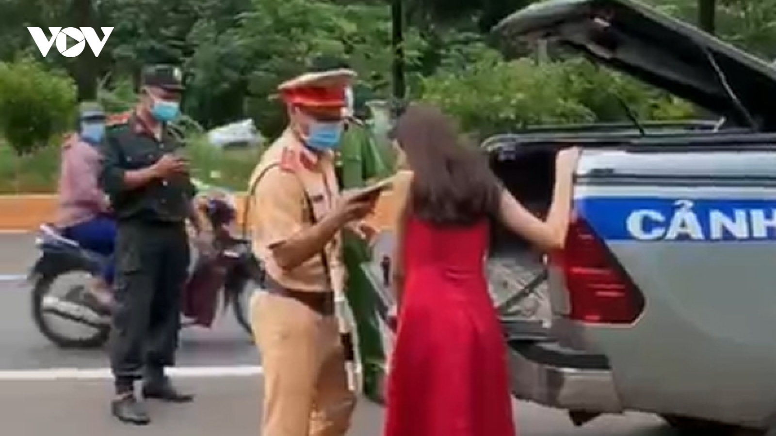Người dân truy đuổi nữ tài xế say xỉn lái xe gây tai nạn rồi bỏ chạy