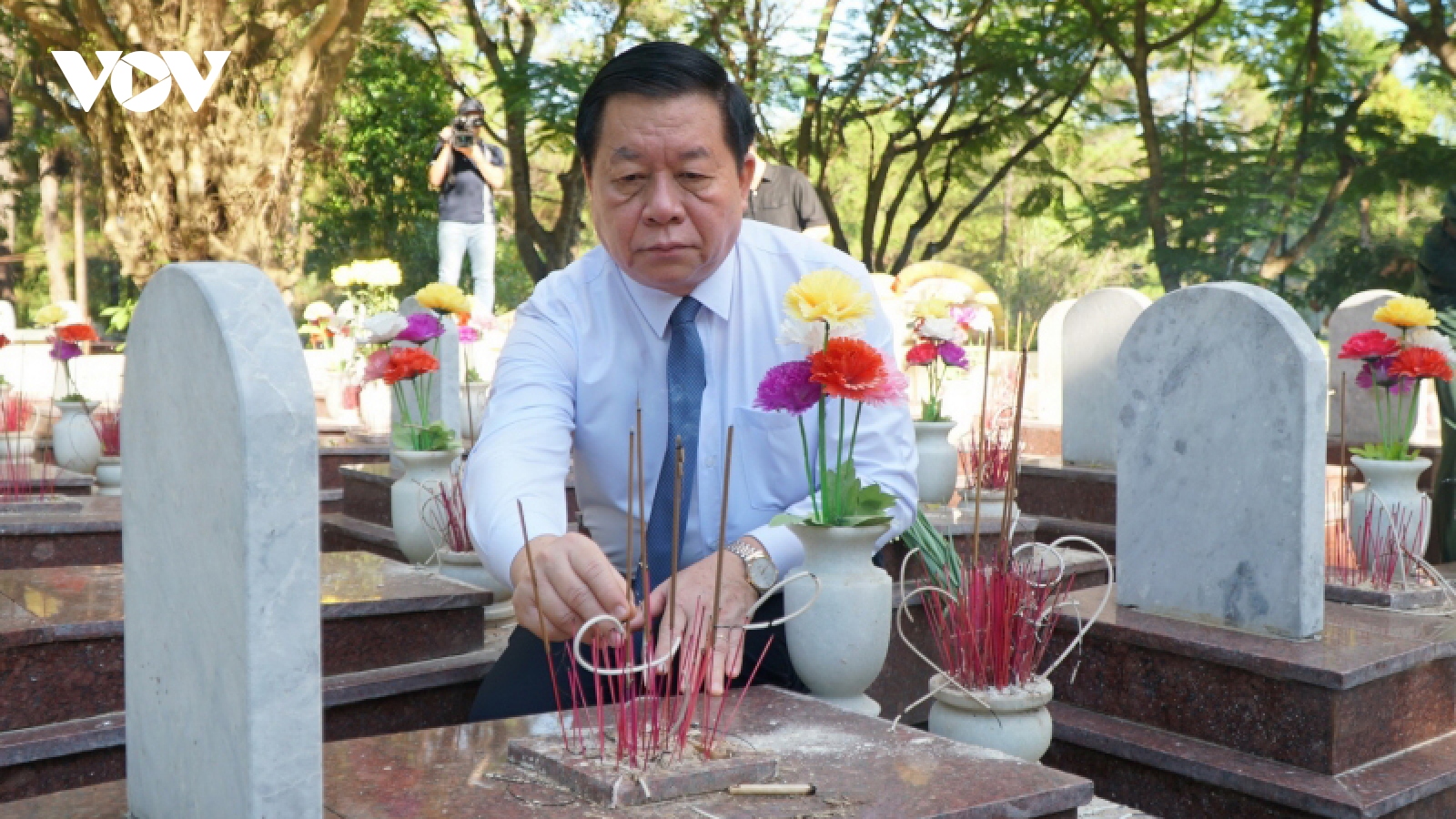 Ông Nguyễn Trọng Nghĩa dâng hương Nghĩa trang Liệt sĩ và tặng quà người có công