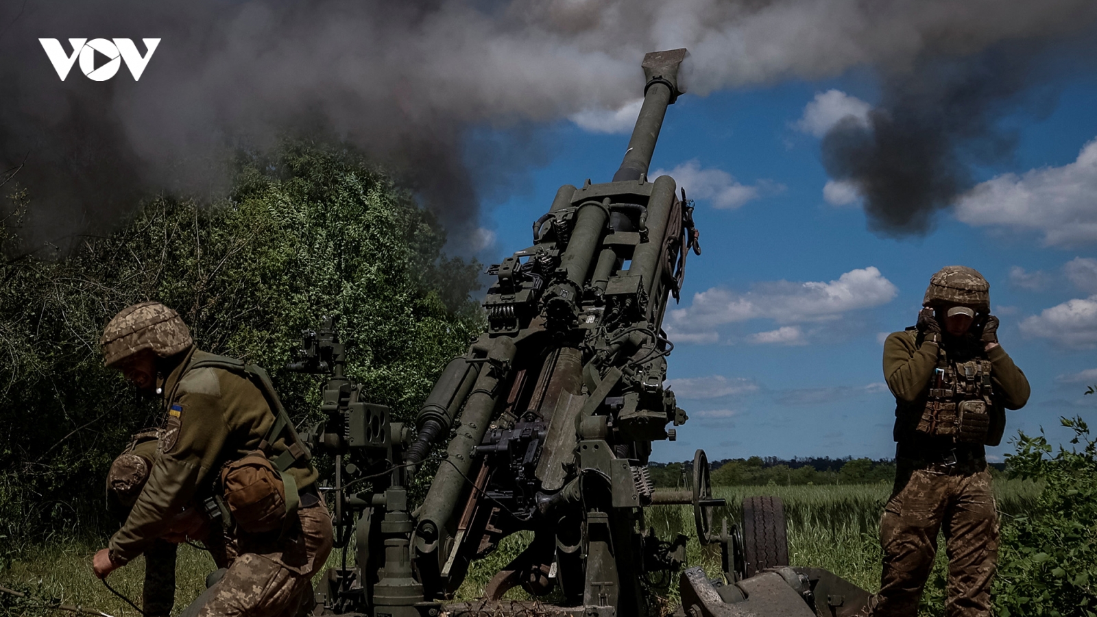 Khoảnh khắc tên lửa Nga phá hủy kho chứa lựu pháo M777 của Ukraine