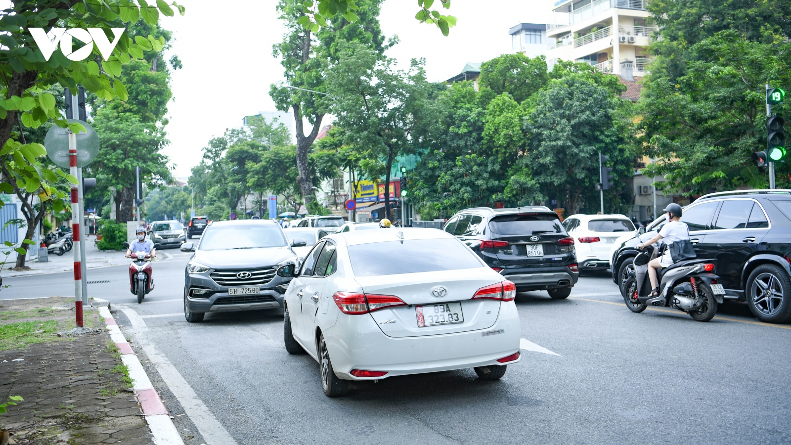 Giao thông lộn xộn những ngày đầu phân luồng 2 chiều phố Quang Trung, Hà Nội