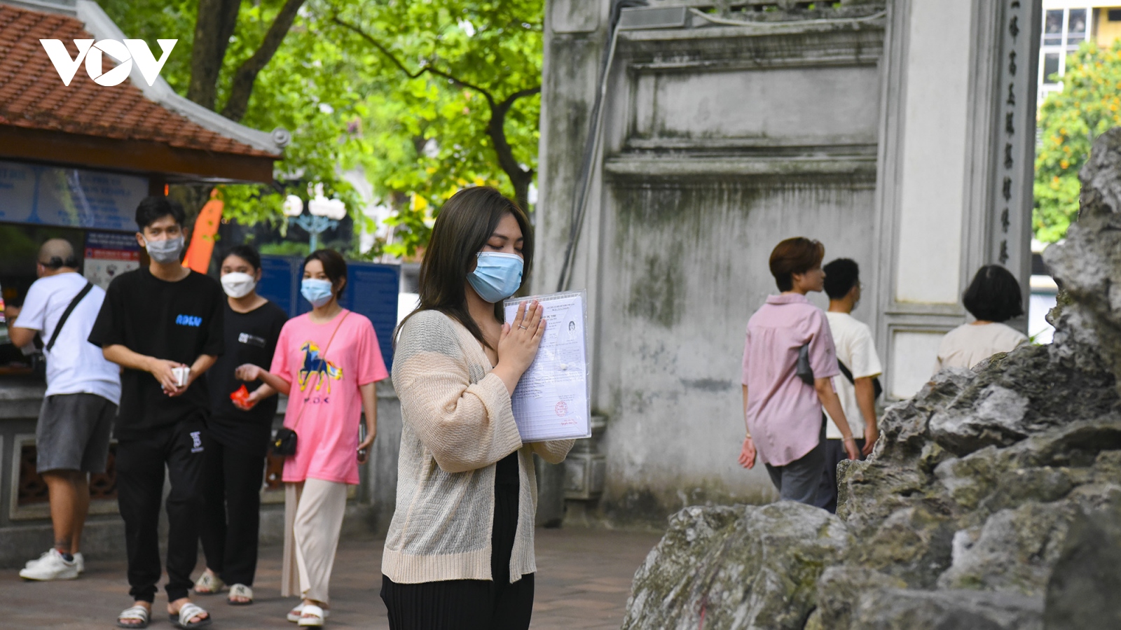 Trước ngày thi, sĩ tử đổ về nơi thờ tự để lễ cầu may