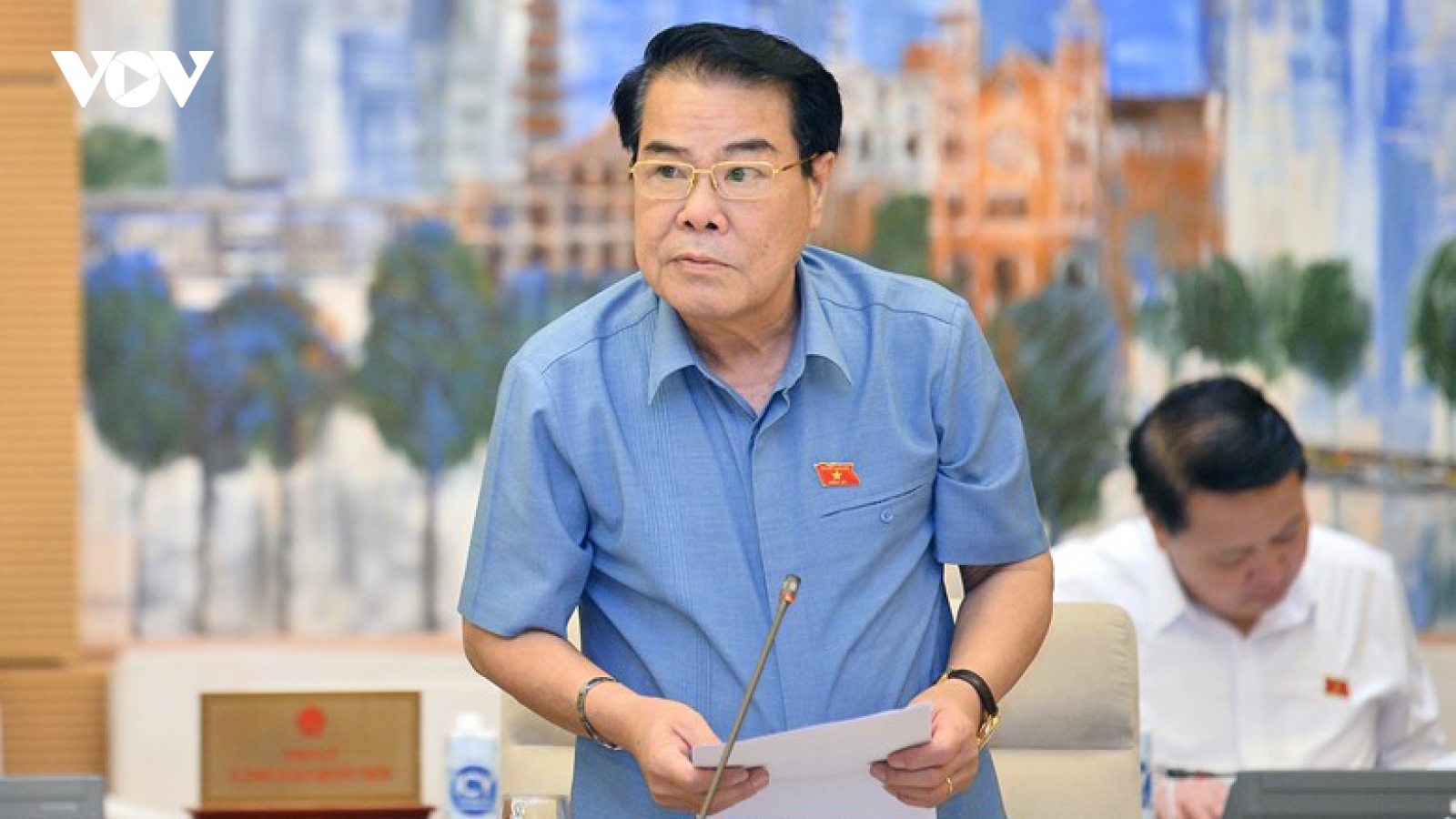 Cử tri lo lắng về giá xăng cao, thiếu thuốc và vật tư y tế