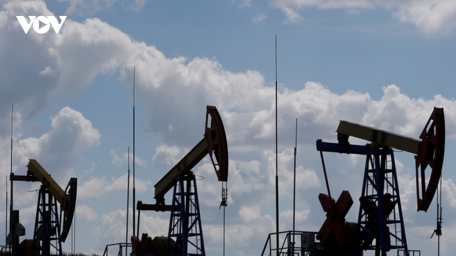 OPEC+ quyết định giữ nguyên sản lượng, giá xăng dầu chưa thể hạ nhiệt