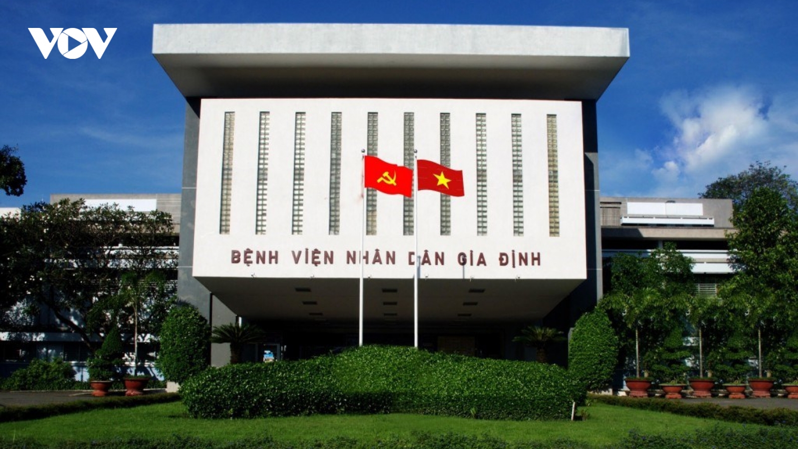 Phẫn nộ trước hành vi thân nhân "hăm doạ, bóp cổ" nhân viên y tế