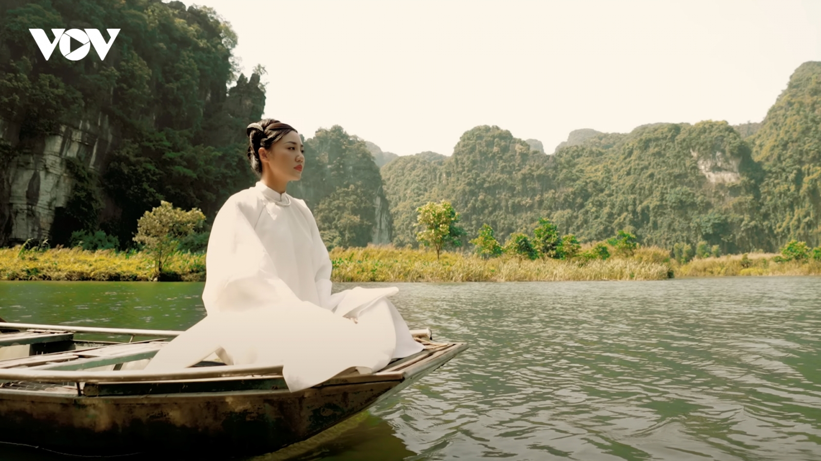 Văn Mai Hương “lột xác”, đẹp dịu dàng với cổ phục trong teaser MV kết hợp K-ICM