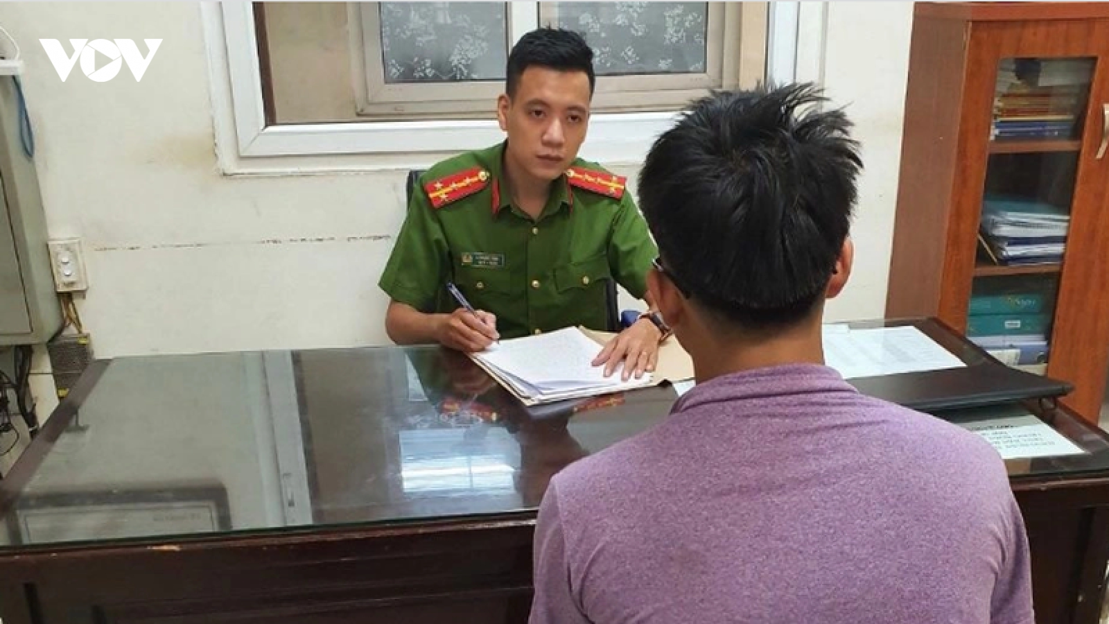 Vụ sàm sỡ cô gái trẻ ở nhà xe: Không tạm giữ đối tượng vì chưa đủ 18 tuổi