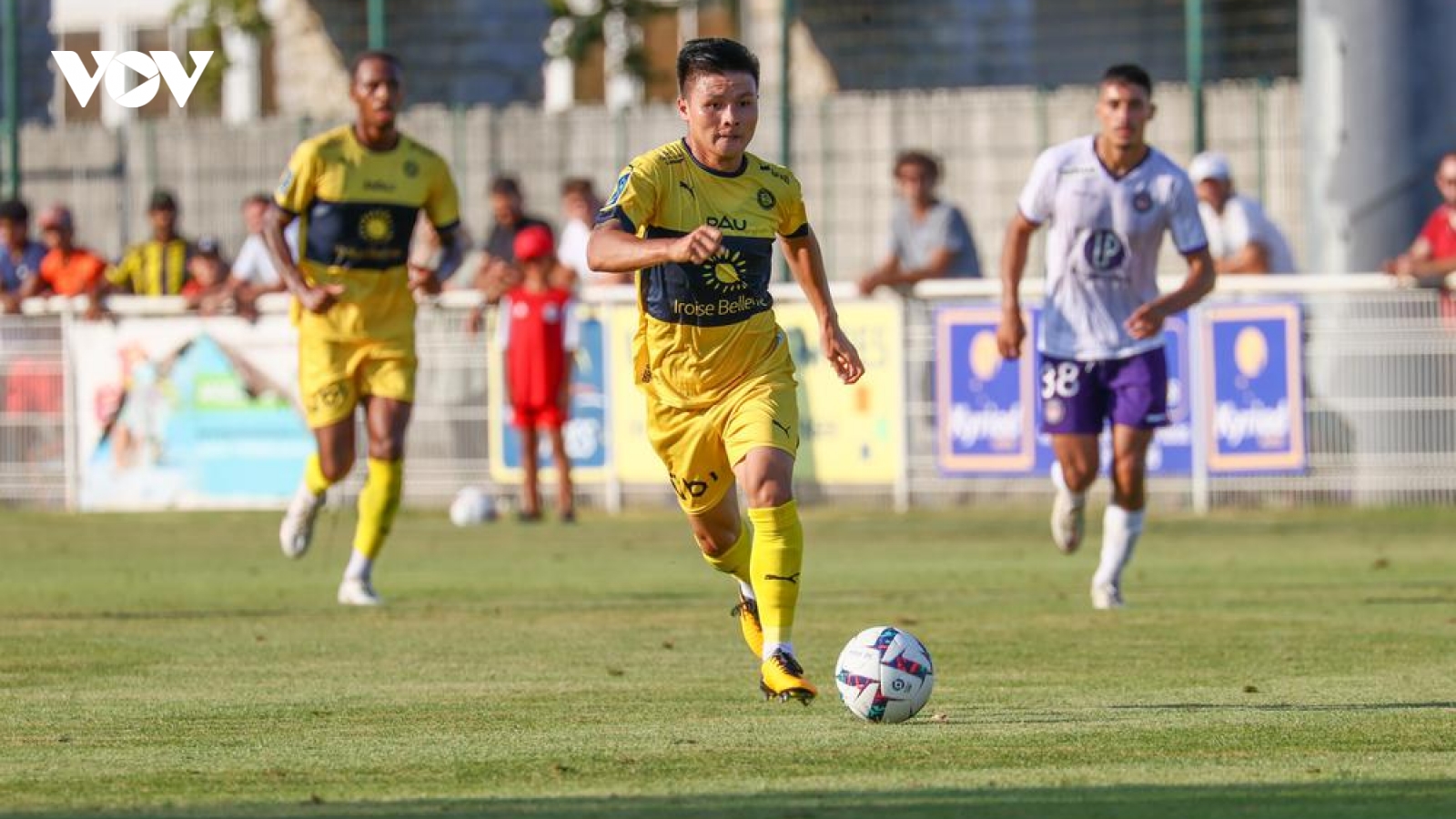 Quang Hải đá 30 phút trong trận ra mắt chính thức cho Pau FC