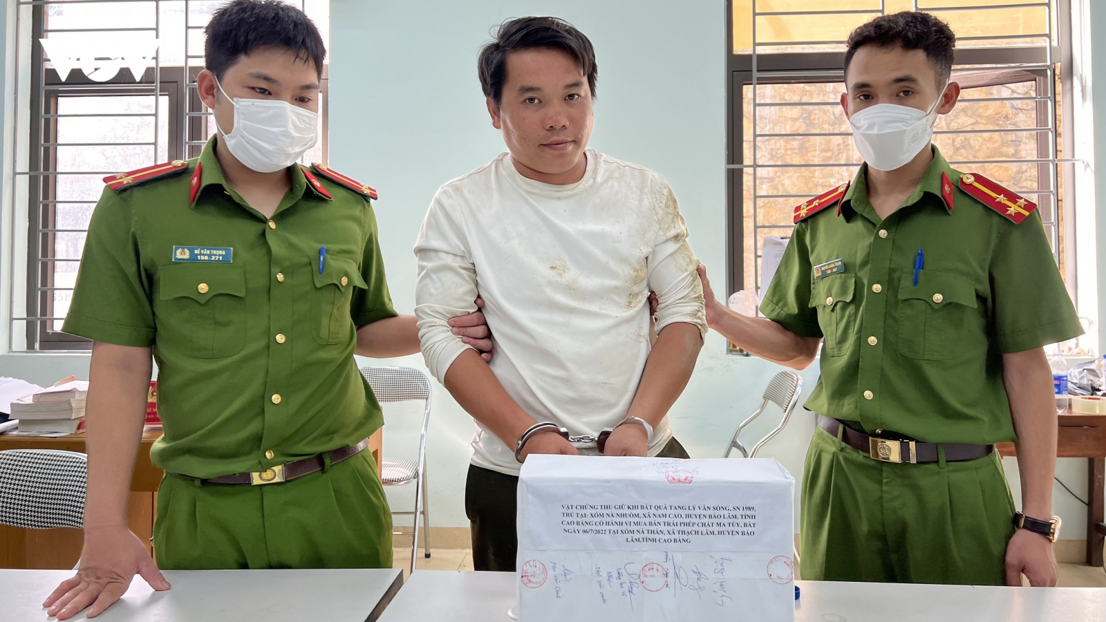 Bắt giữ đối tượng mua bán 8 bánh heroin