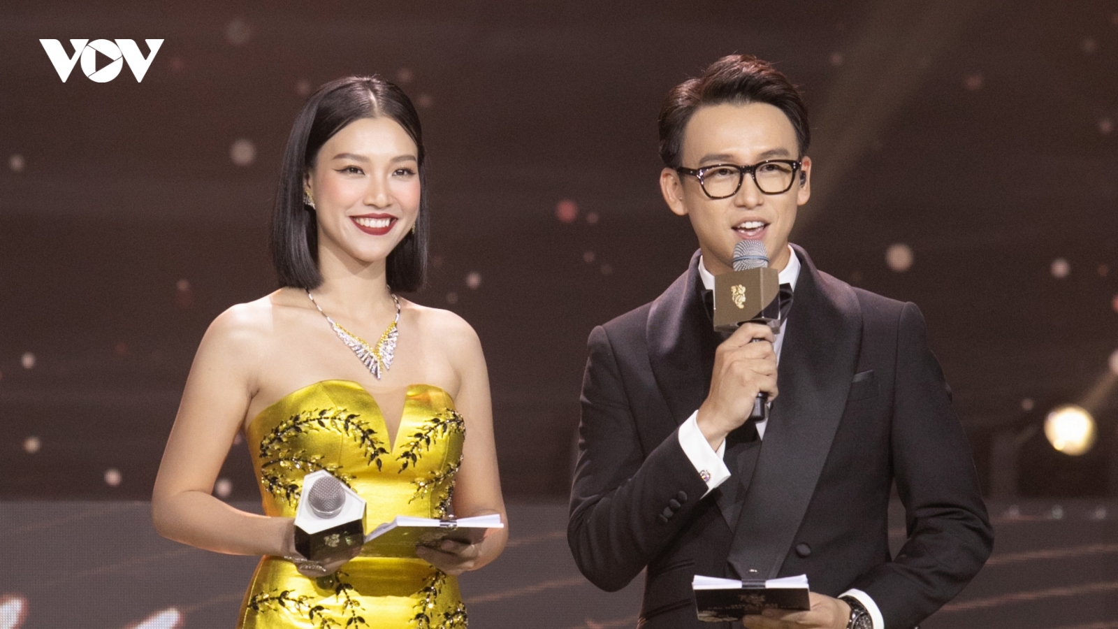 Hoàng Oanh khoe vai trần gợi cảm khi làm MC chung kết Hoa hậu các dân tộc