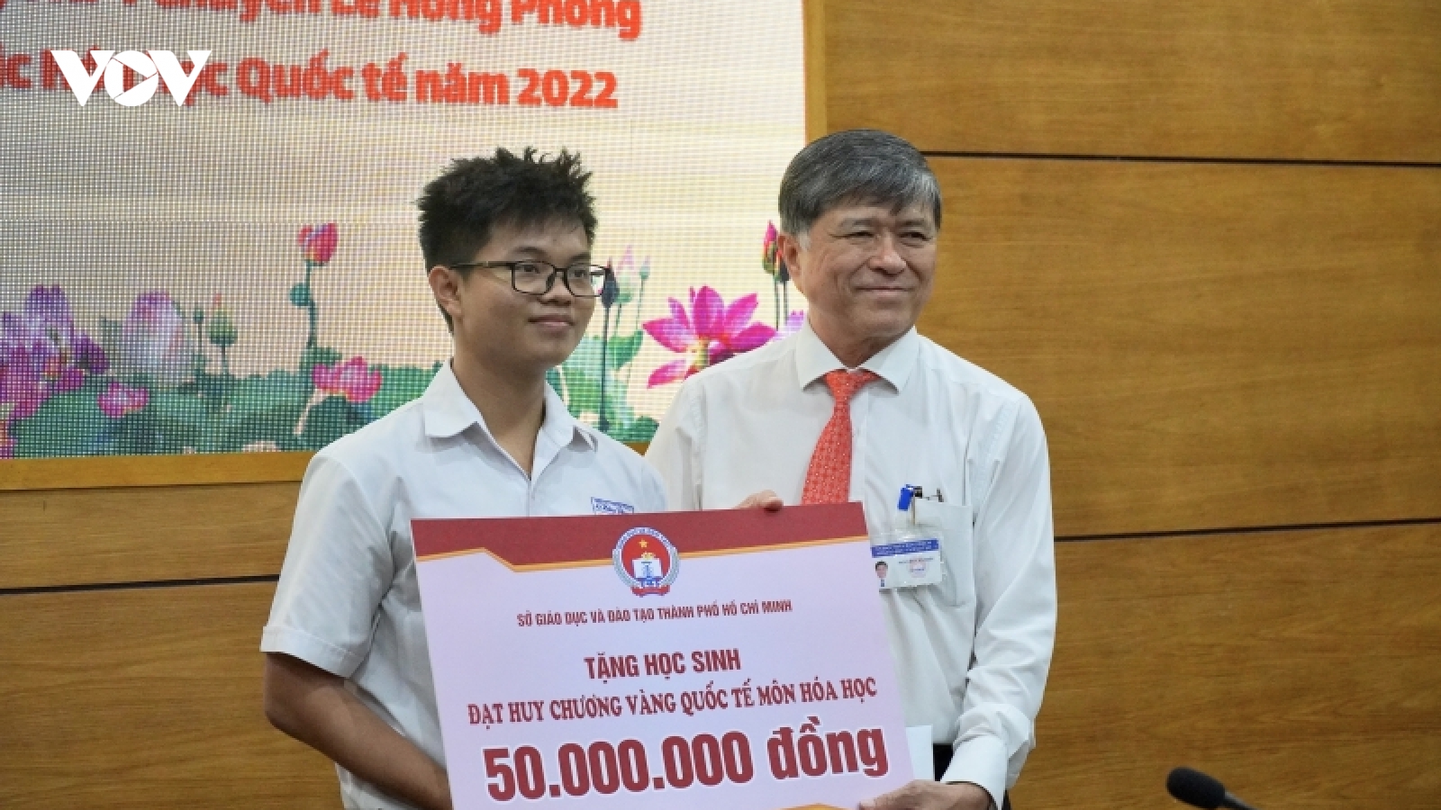 Thưởng nóng cho thí sinh đoạt huy chương vàng Olympic Hoá học quốc tế