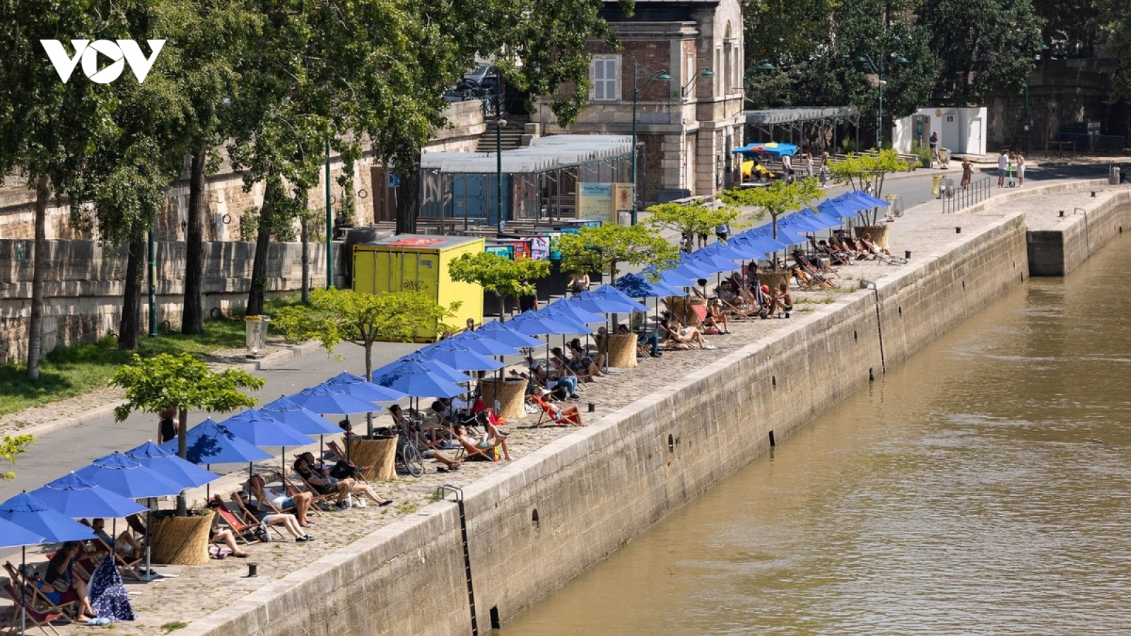 "Bãi biển" giữa lòng Paris đắt khách dịp hè