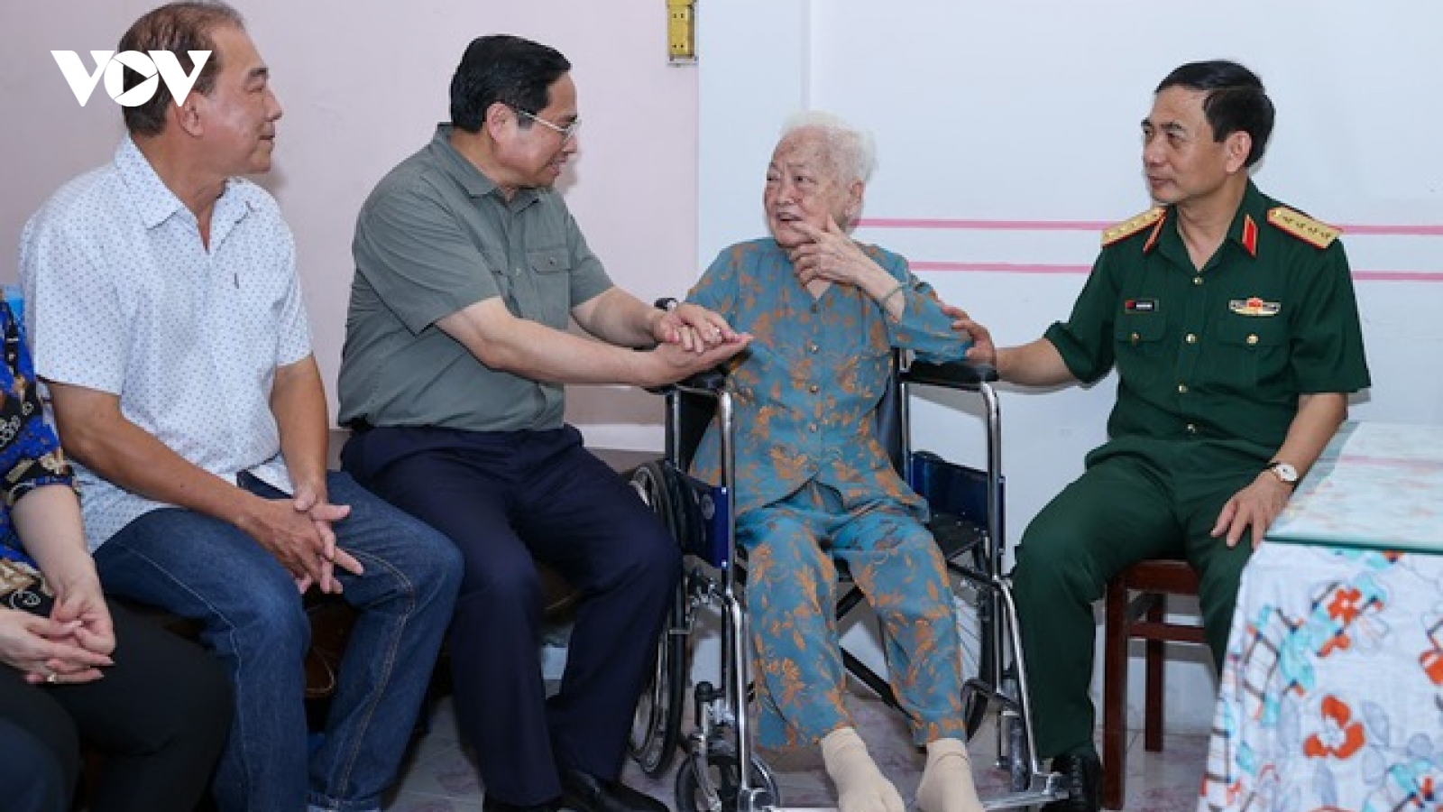 Thủ tướng thăm và tặng quà Mẹ Việt Nam Anh hùng tại Cần Thơ