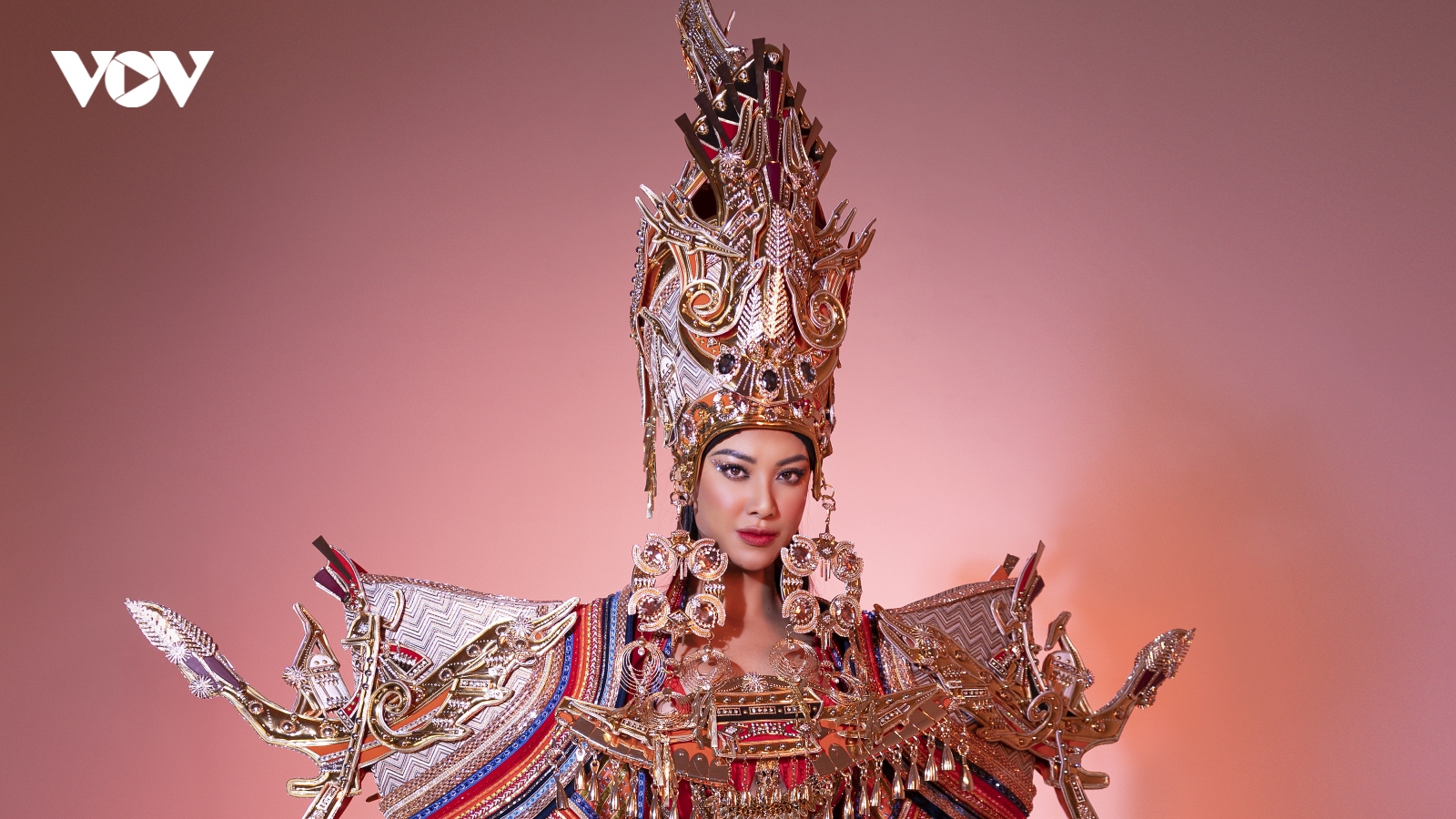 Trang phục dân tộc của Á hậu Kim Duyên tại Miss Supranational 2022 nặng 30kg