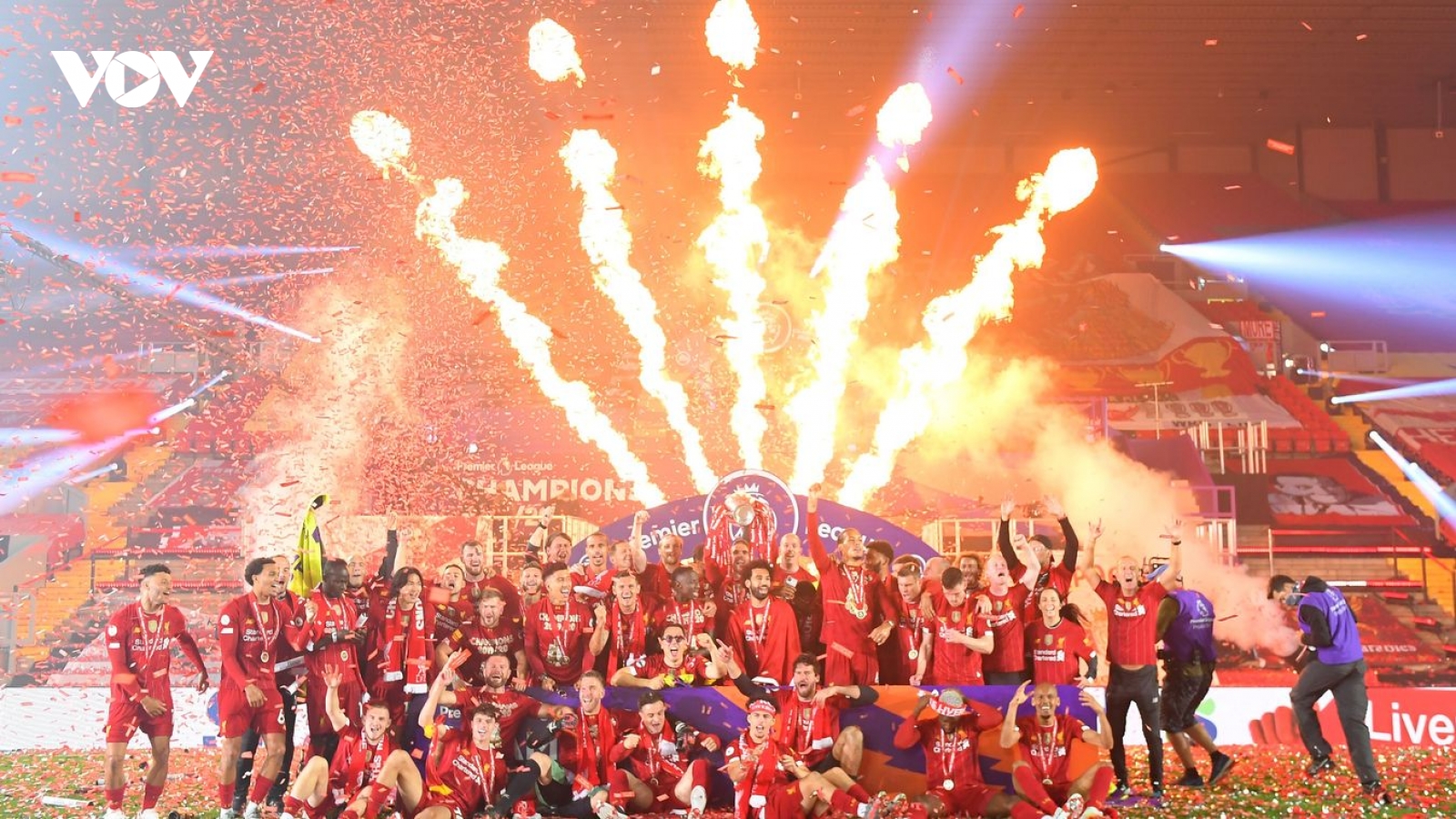 Ngày này năm xưa: Liverpool nâng cúp vô địch mùa giải Ngoại hạng Anh đặc biệt