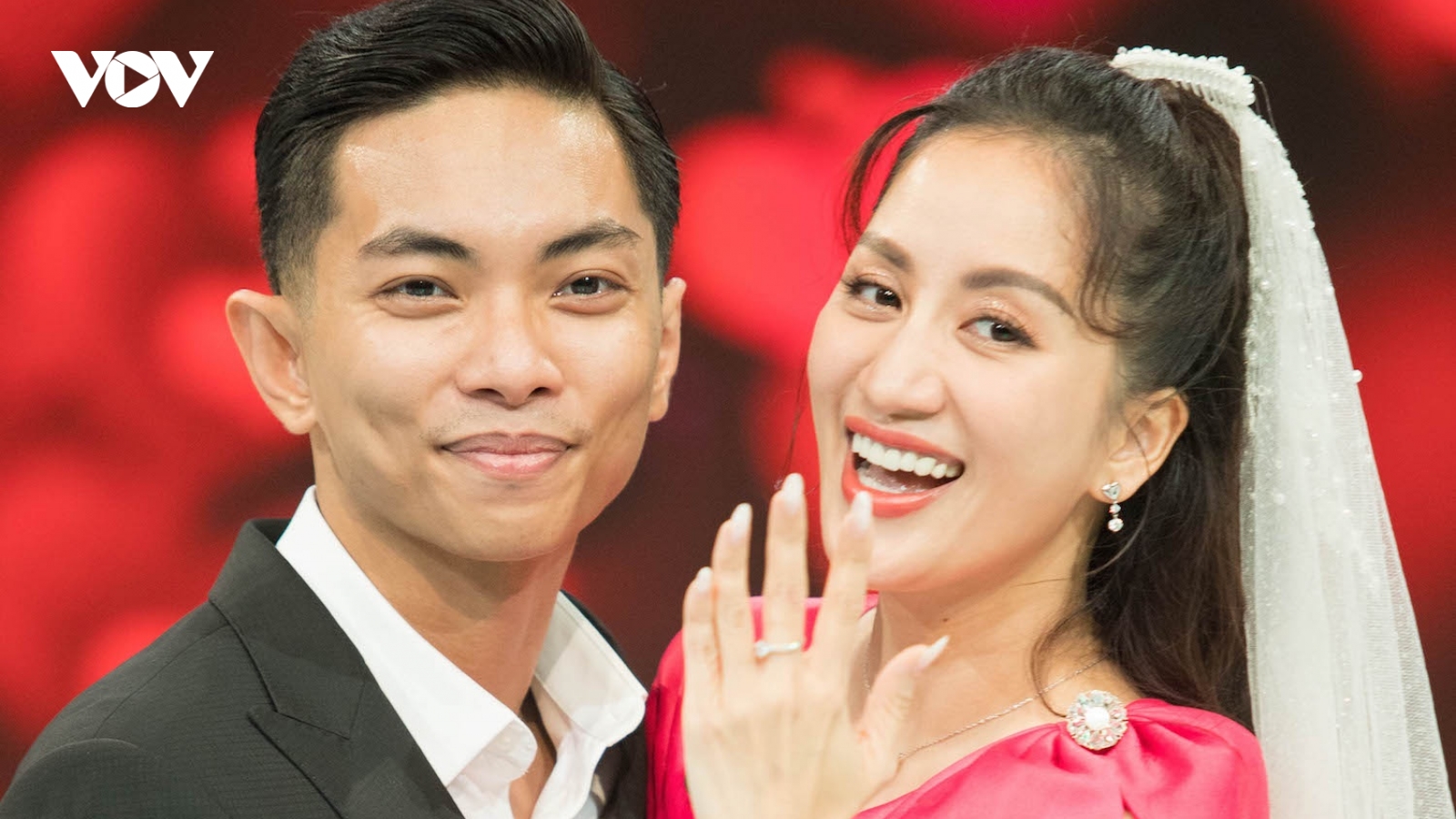 Chuyện showbiz: Phan Hiển quỳ gối cầu hôn Khánh Thi