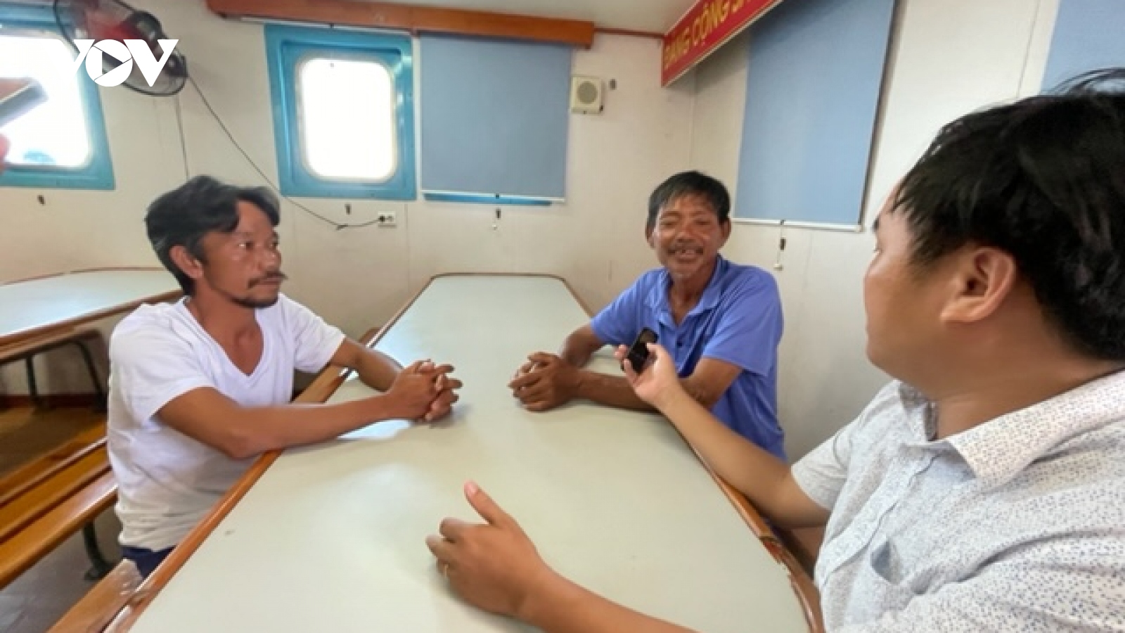 Điều tàu Kiểm ngư đưa 5 ngư dân Bình Thuận vừa được cứu về đất liền