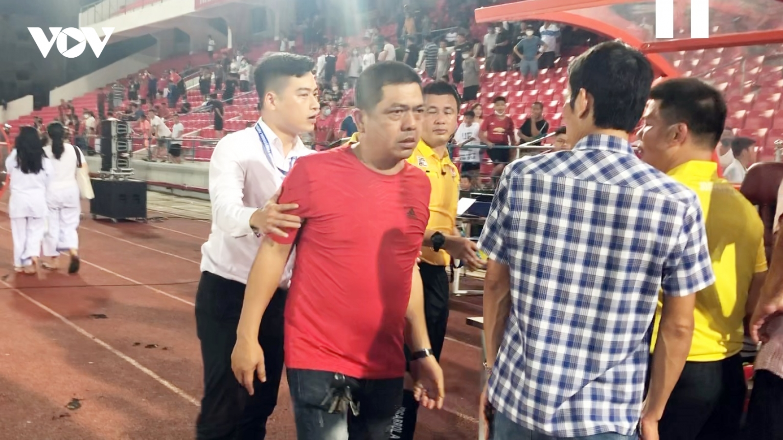 Trọng tài Hoàng Ngọc Hà bị CĐV Hải Phòng nhổ nước bọt vào mặt