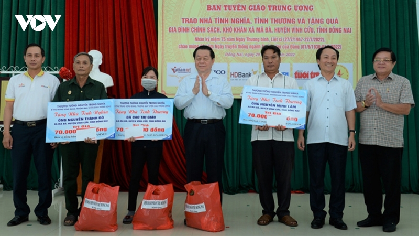 Trưởng Ban Tuyên giáo Trung ương tặng nhà tình thương cho gia đình chính sách
