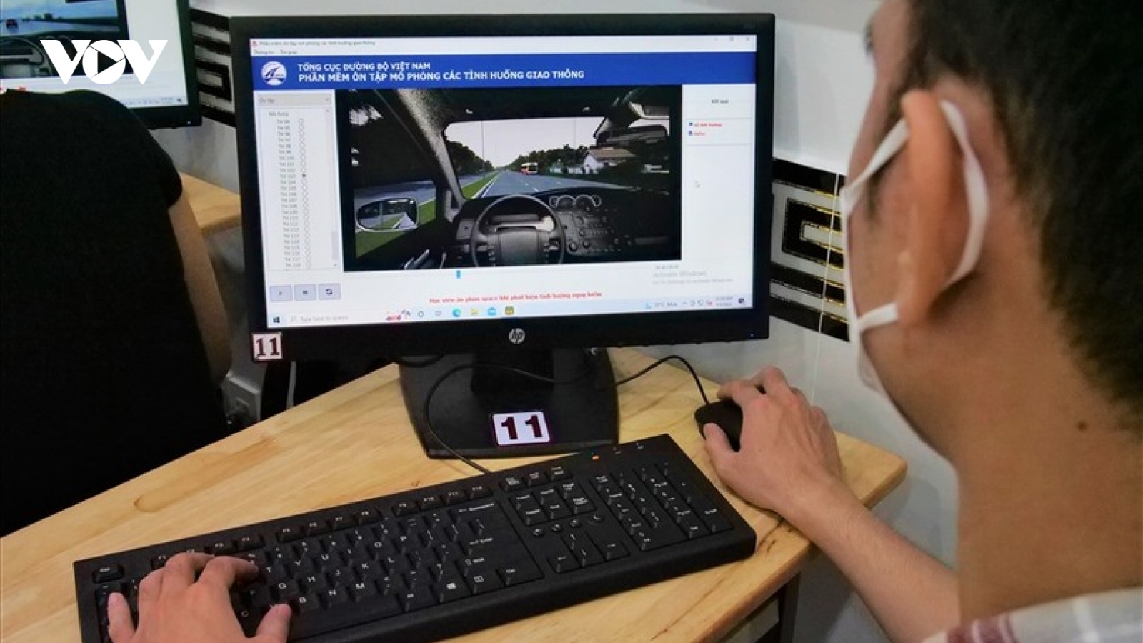 Người học lái xe khốn khổ với phần mềm mô phỏng trên mạng