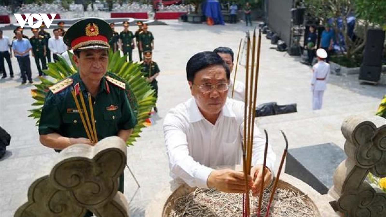 Deputy PM pays homepage to martyrs in Ha Giang province