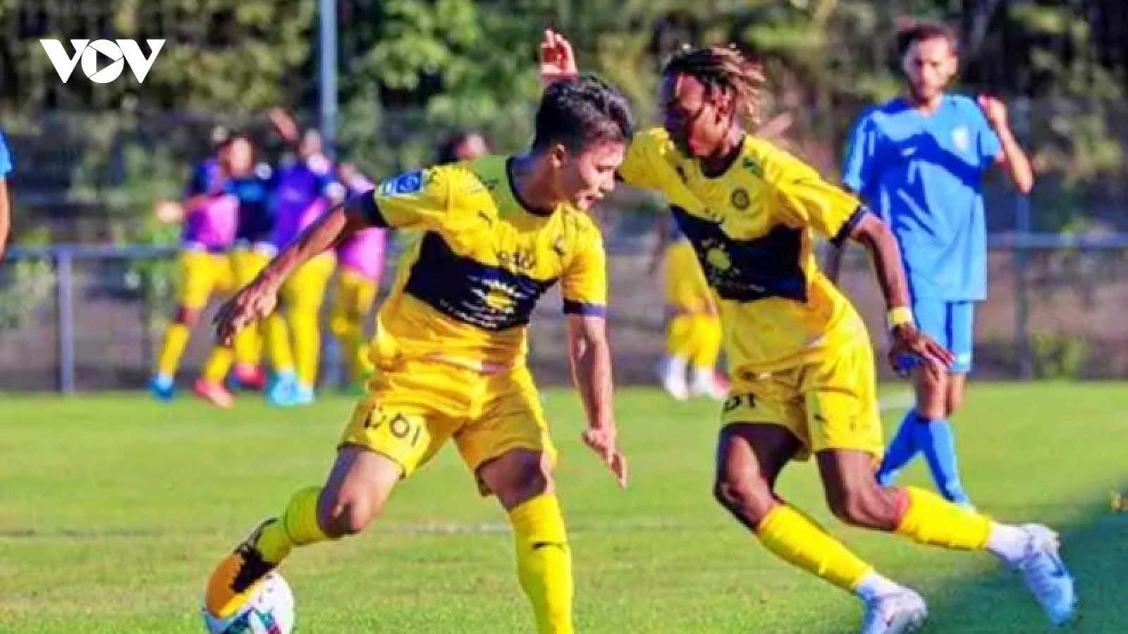 Đồng đội ở Pau FC vỗ tay khen ngợi khi Quang Hải ghi siêu phẩm
