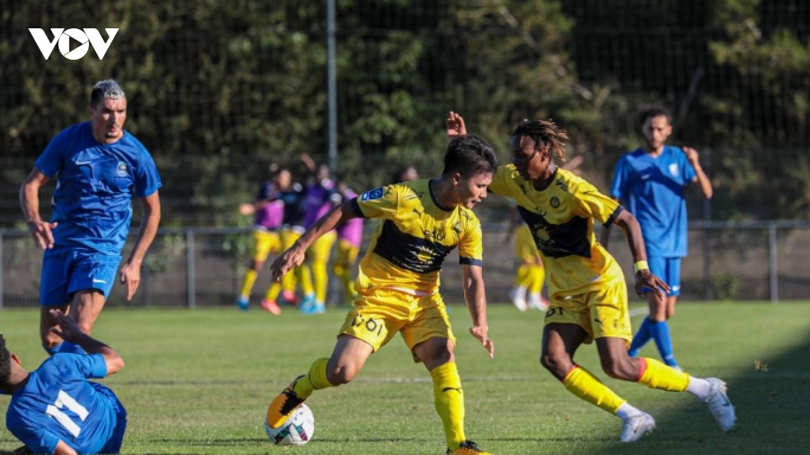 Đồng đội ở Pau FC chỉ ra khó khăn của Quang Hải