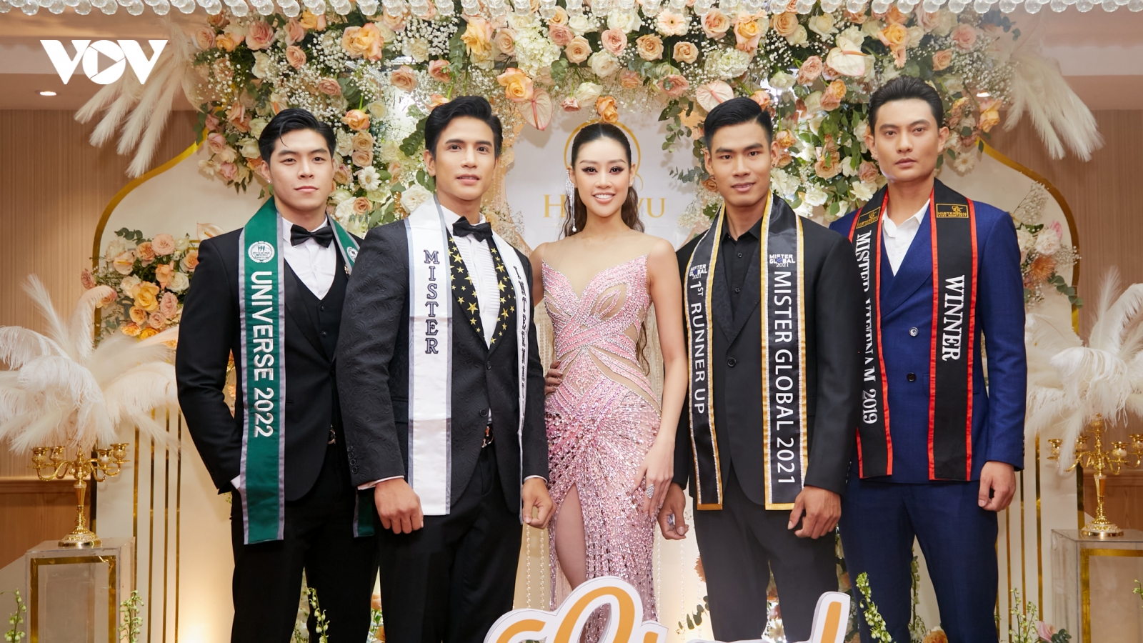 Hoa hậu Khánh Vân khoe nhan sắc nổi bật bên dàn nam vương