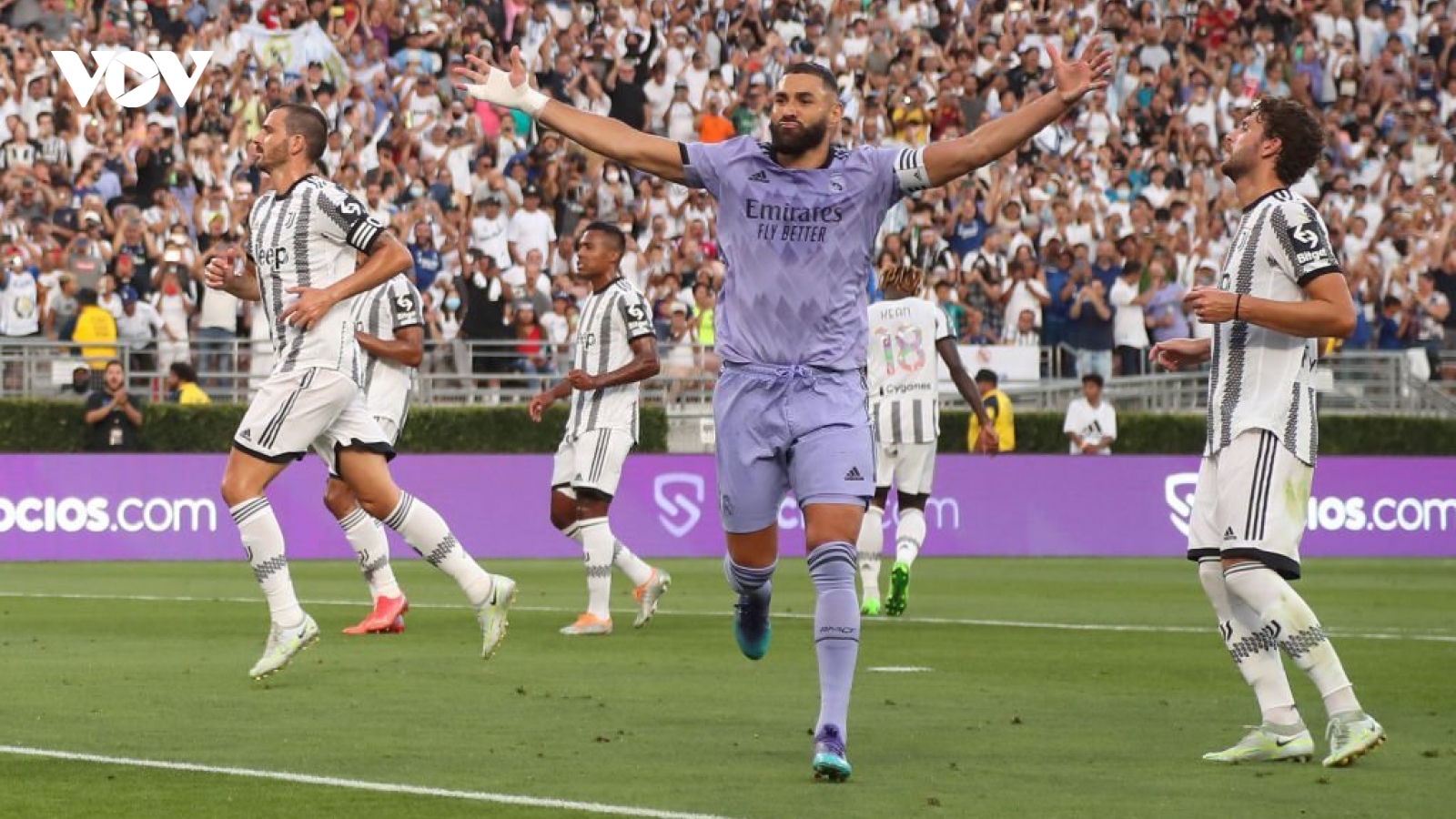 Benzema xé lưới Juventus, Real Madrid lần đầu thắng trận trong tour du đấu hè