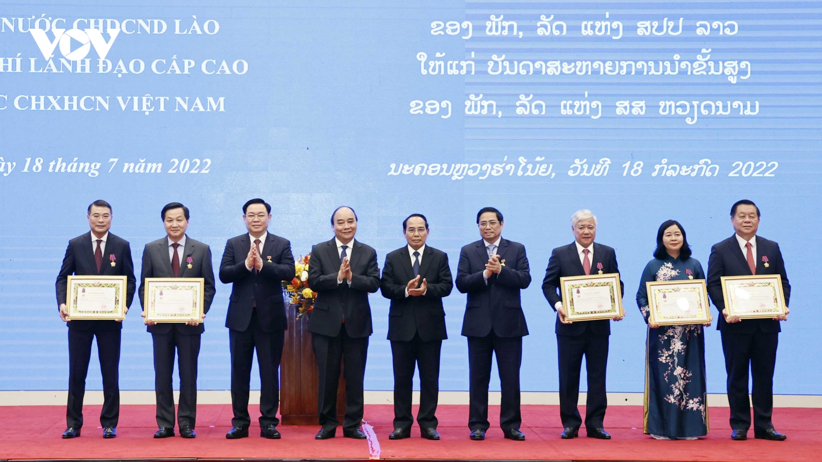 Lãnh đạo cấp cao Việt Nam nhận Huân chương của Nhà nước Lào