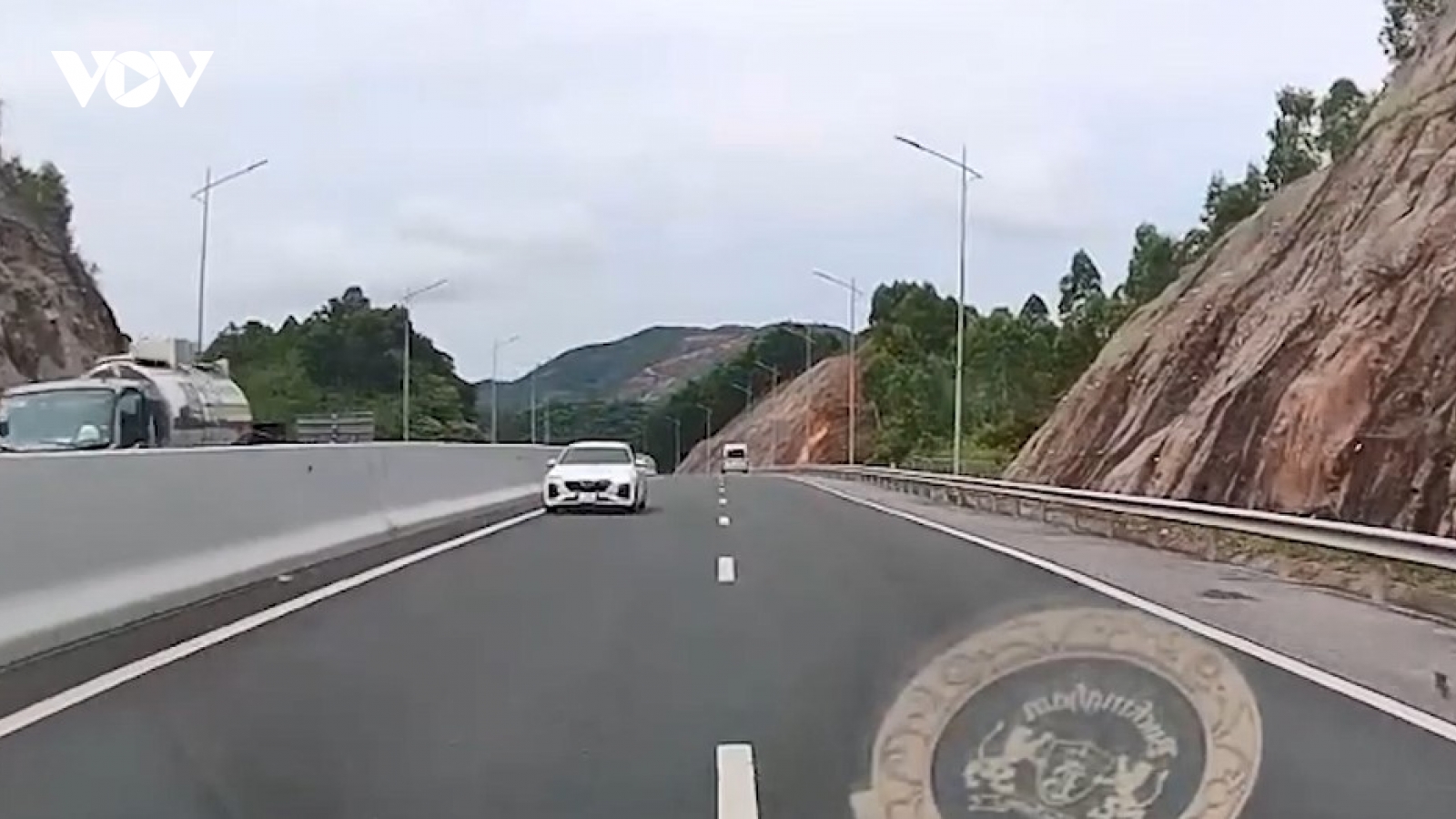 Ô tô chạy ngược chiều trên cao tốc tại làn xe có tốc độ 100km/h
