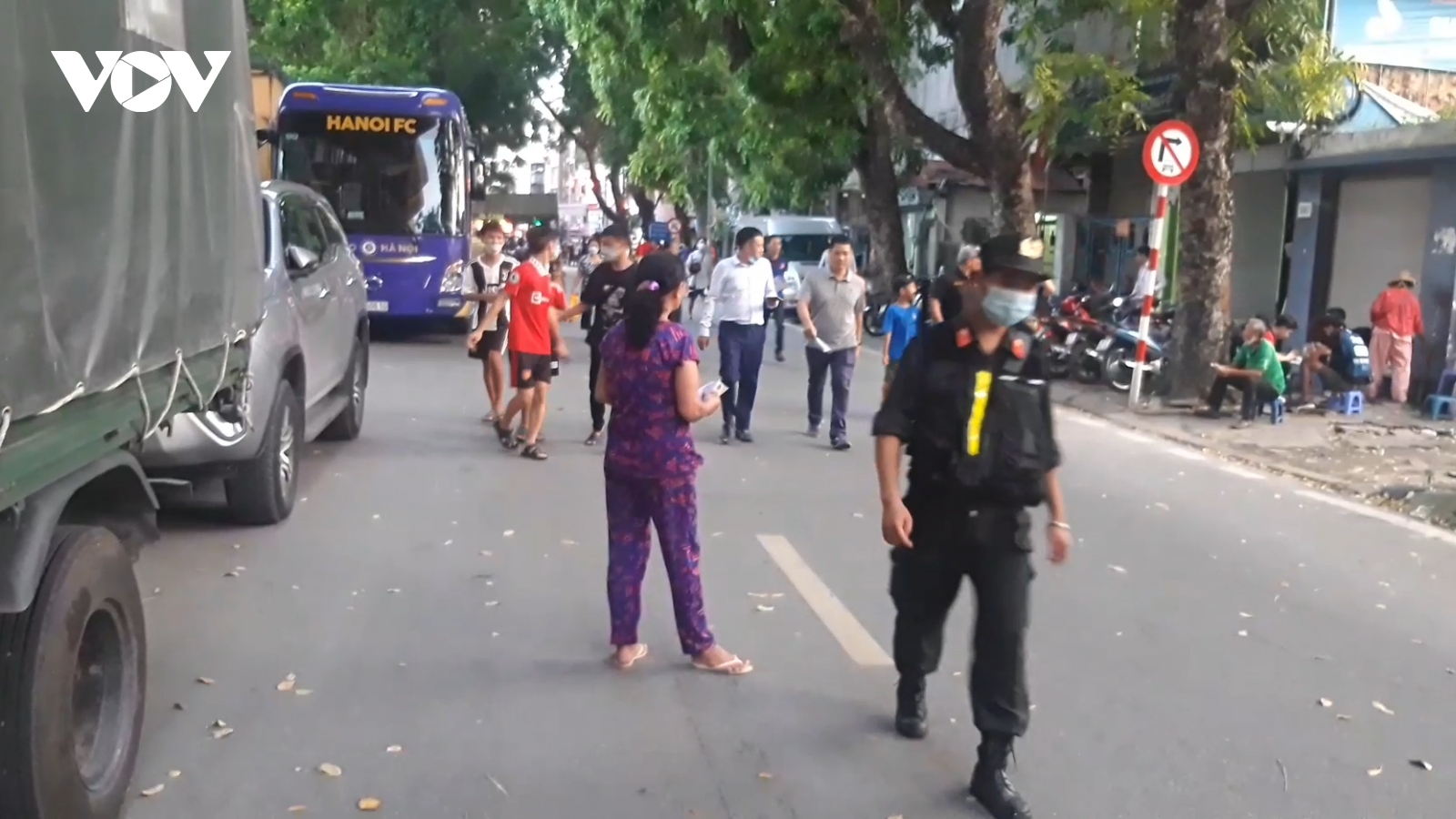 "Phe vé" trận Hà Nội FC - Hải Phòng ngán ngẩm vì không có người mua