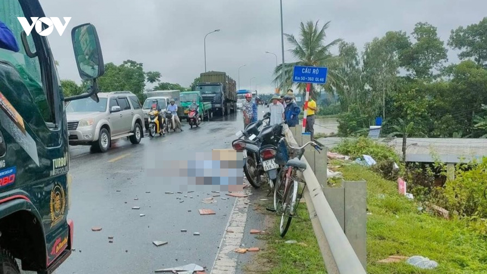 Xe máy biến dạng sau cú va chạm kinh hoàng làm 1 người tử vong