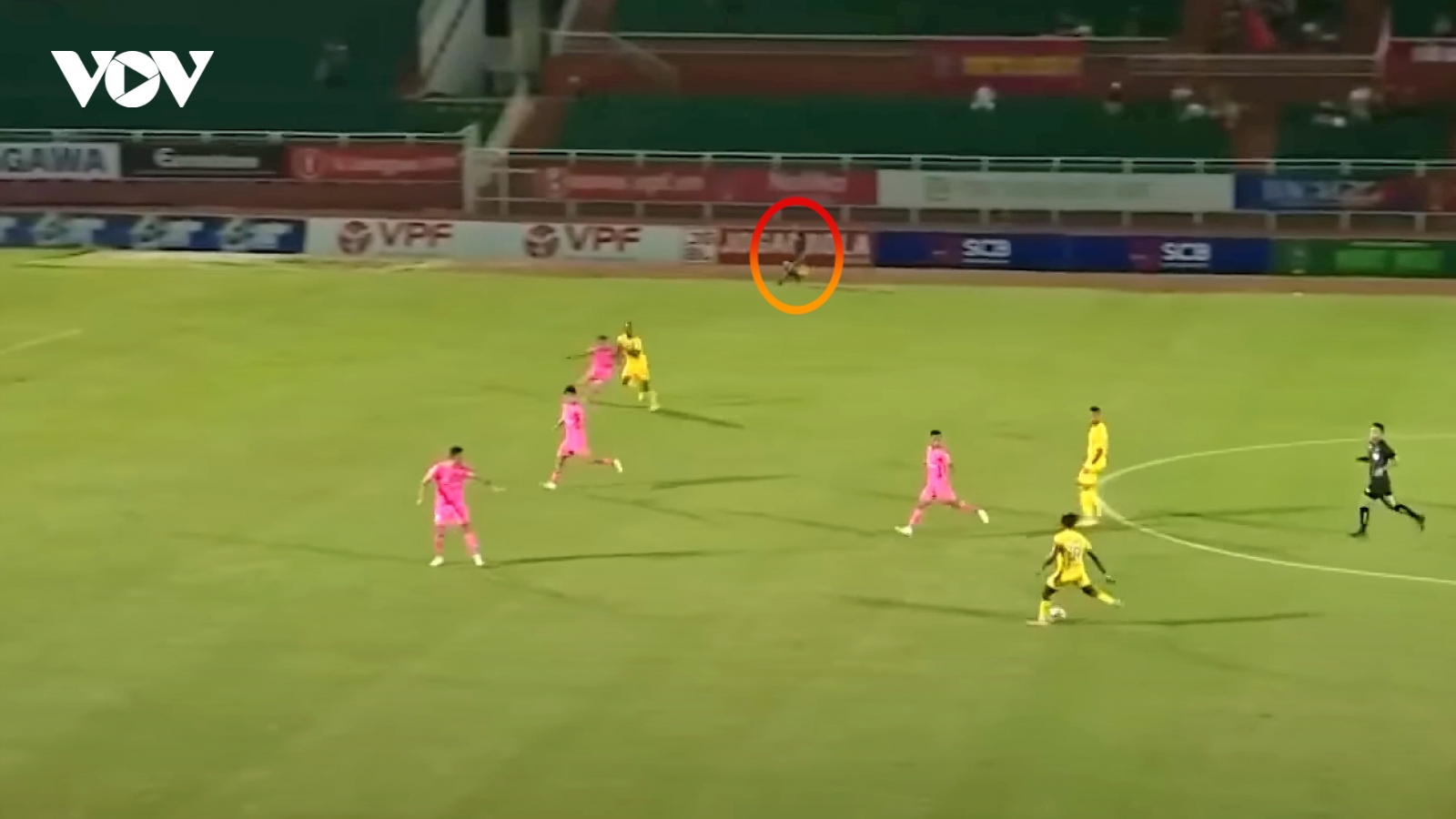 Trọng tài thổi việt vị “tưởng tượng” ở trận Sài Gòn FC 2-2 Nam Định