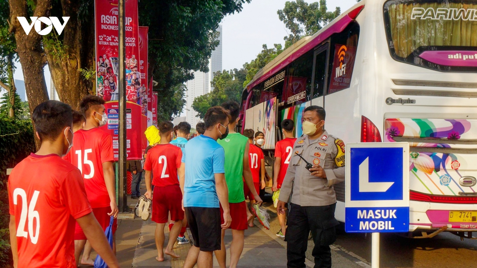 U19 Việt Nam được lực lượng an ninh hộ tống đến sân tập ở Indonesia