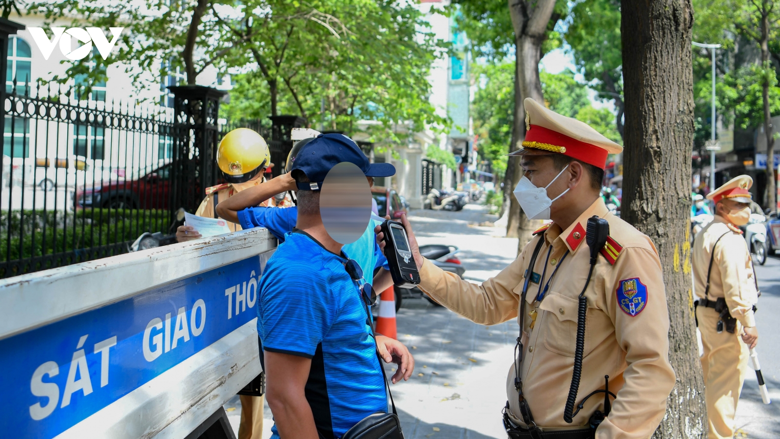 “Uống bia với bạn già”, tài xế xe máy điện bị xử phạt