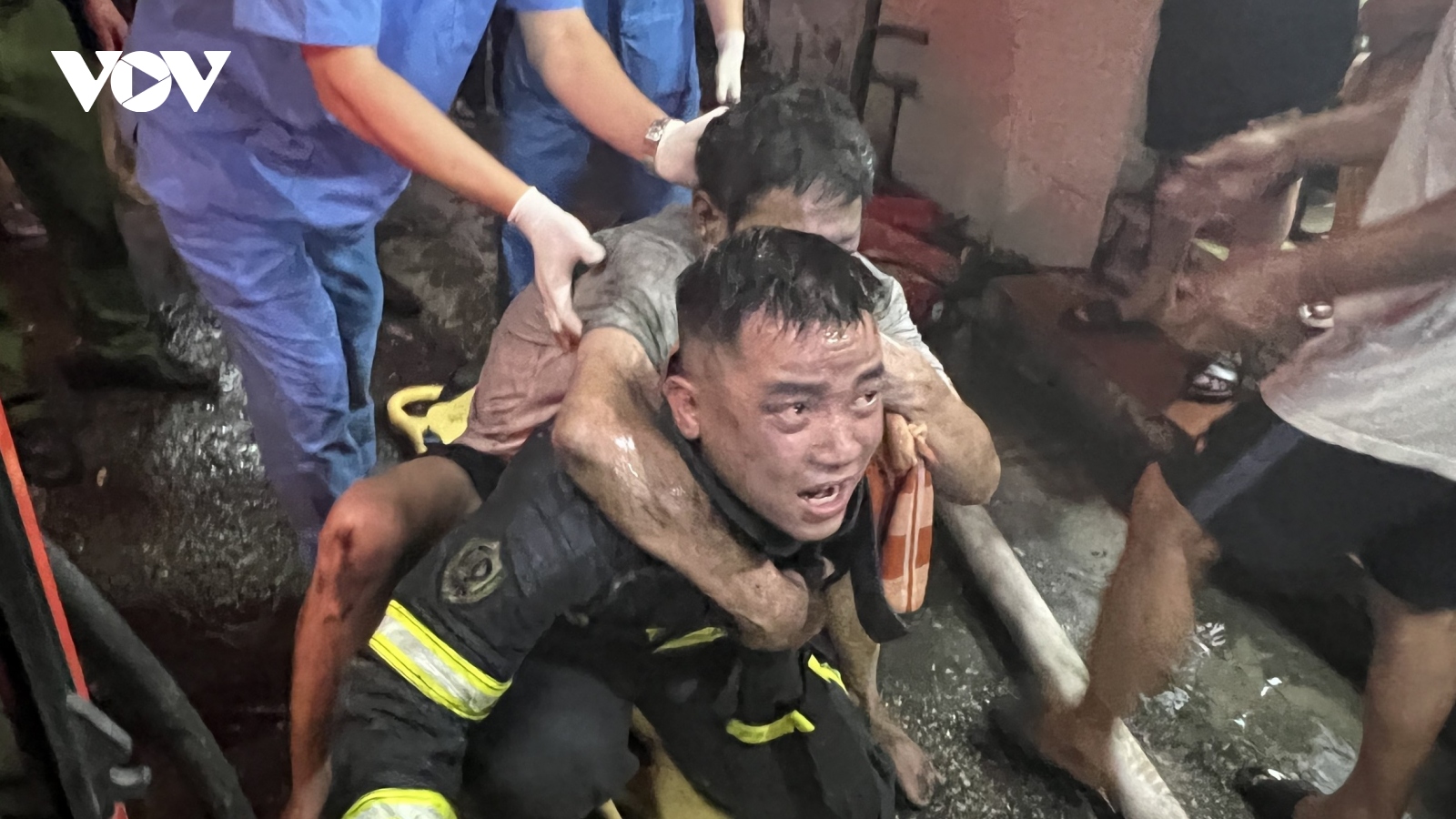 Giải cứu 4 người mắc kẹt trong đám cháy lúc nửa đêm tại Hà Nội