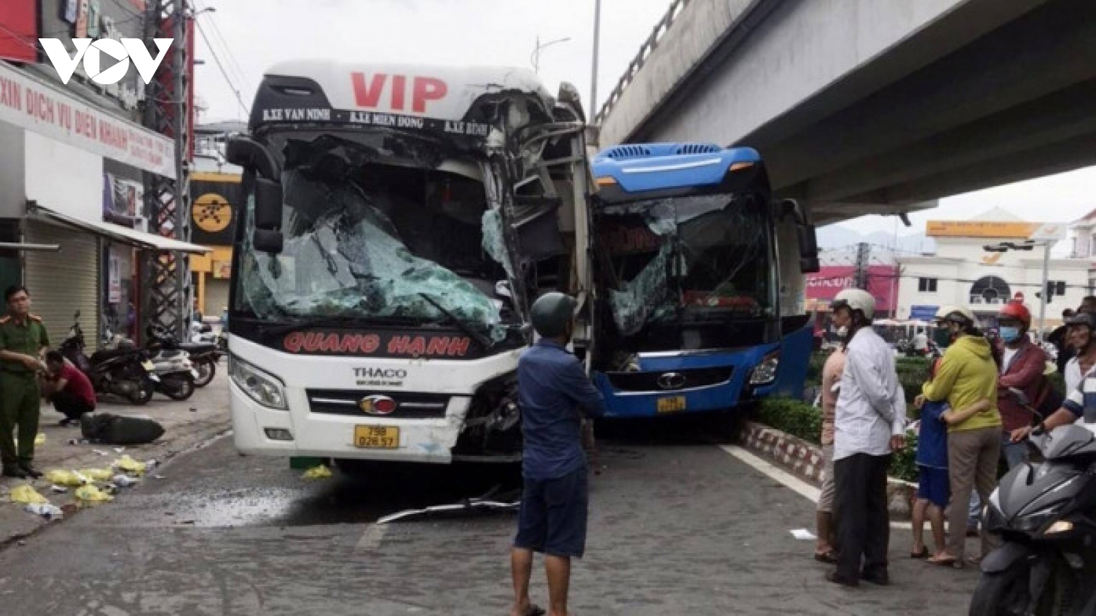 2 xe khách tông nhau dưới gầm cầu vượt, 1 hành khách tử vong