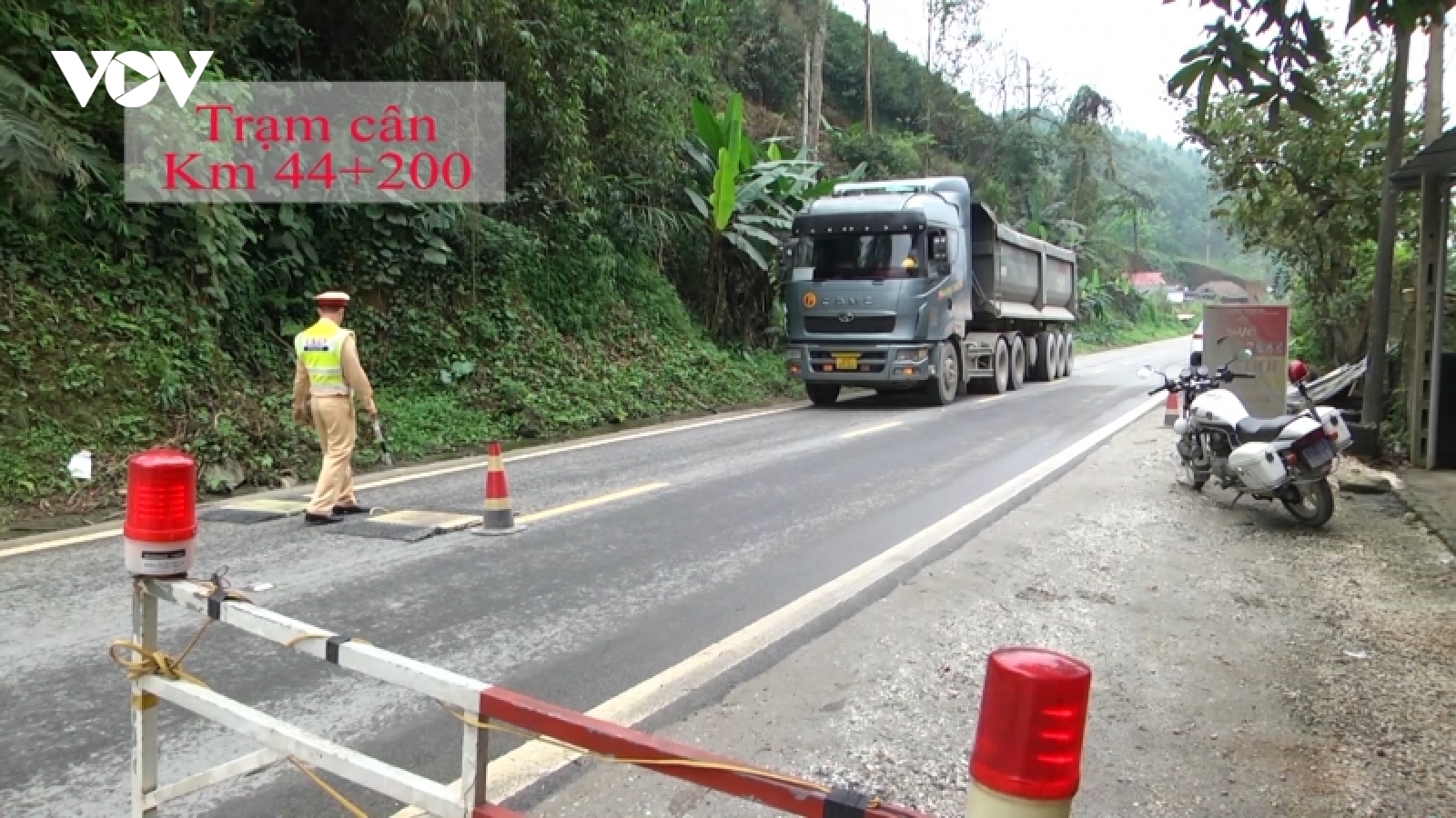 “Cuộc chiến” xử lý xe quá tải trọng trên Quốc lộ 70 Yên Bái