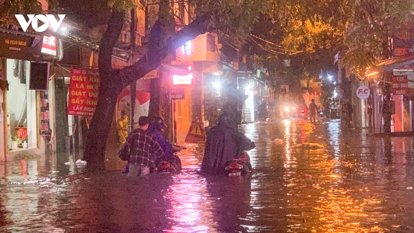 Hà Nội mưa lớn vào giờ tan tầm, có nơi ngập sâu hơn nửa mét