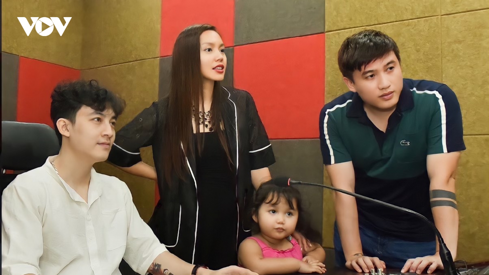 Con gái ca sĩ Nguyễn Ngọc Anh theo chân bố mẹ đi thu âm ca khúc mới