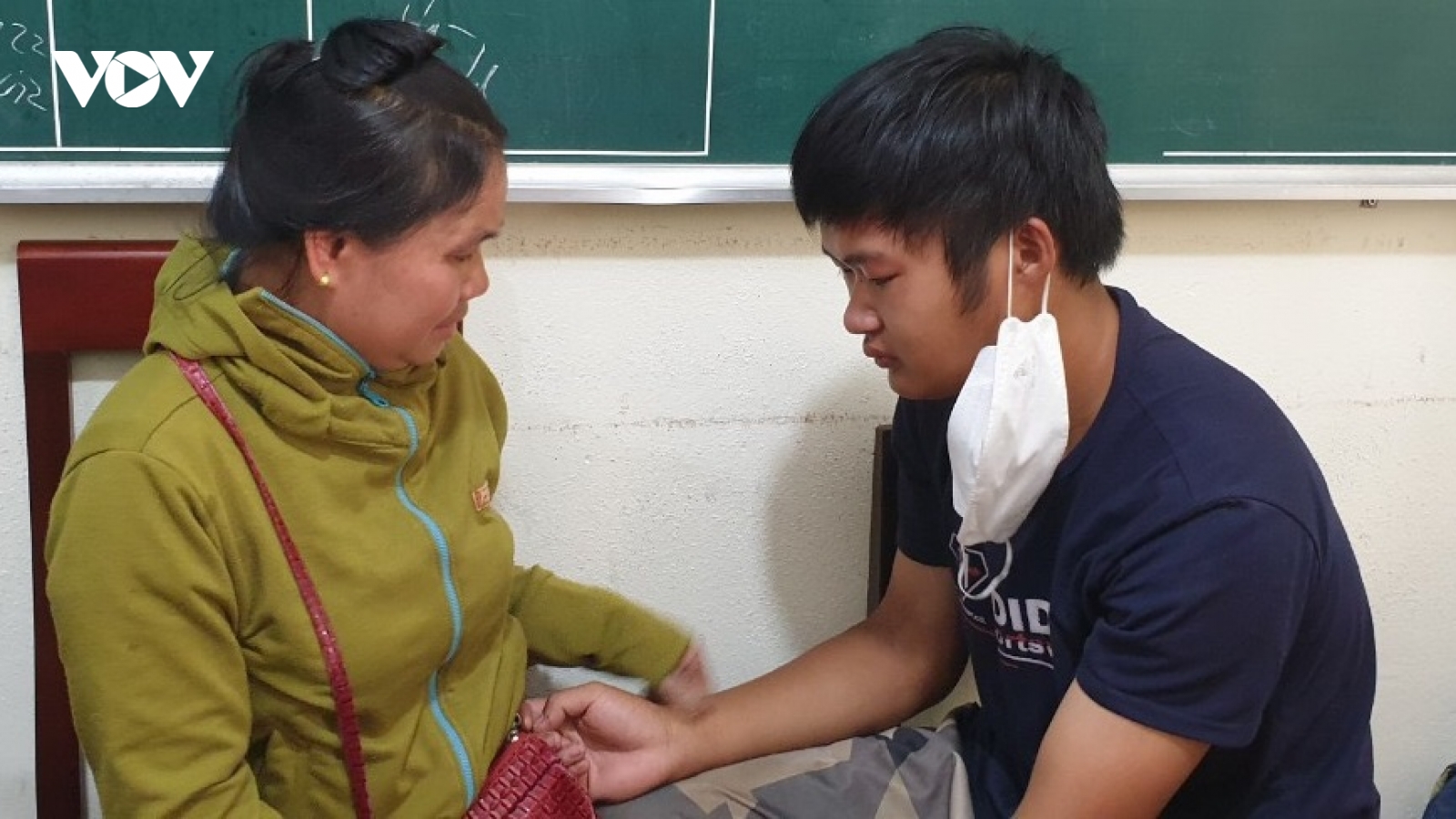 Đoàn tụ với người thân sau gần 10 năm thất lạc
